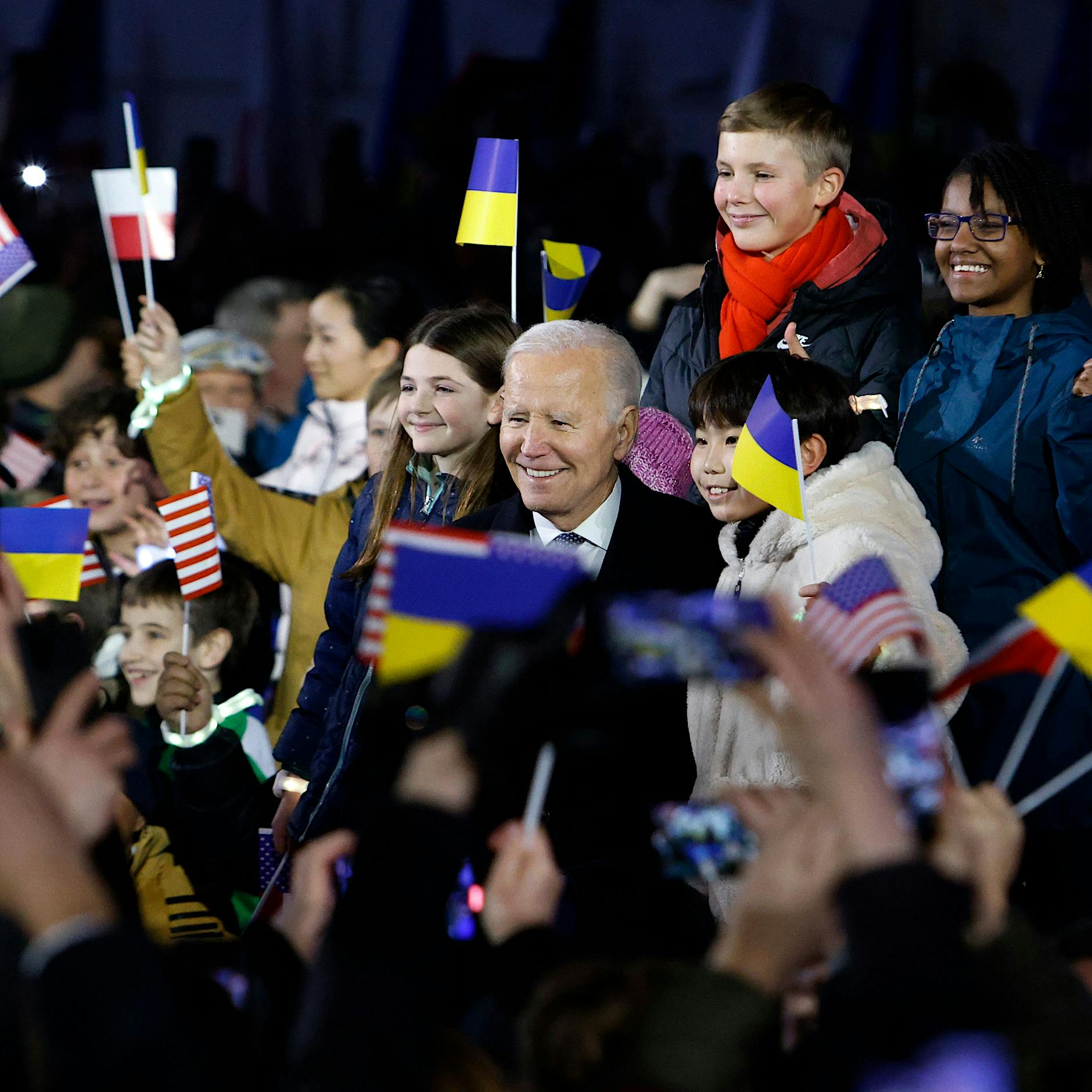 Vor Ort bei der Rede von Joe Biden: Als er sich an die Russen wendet, verstummt die Menge