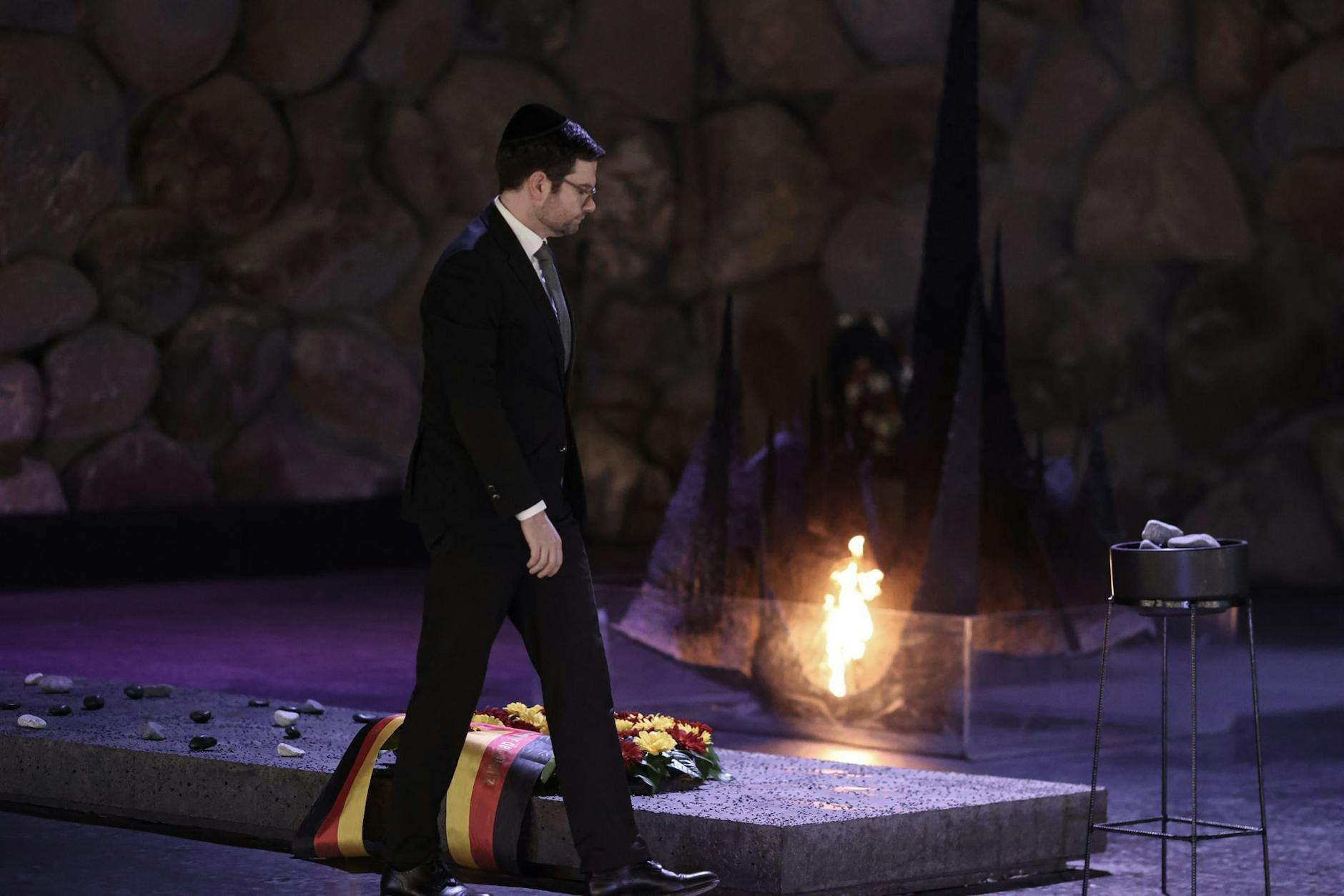Justizminister Marco Buschmann legt bei seinem Besuch in der Holocaust-Gedenkstätte Yad Vashem einen Kranz in der Halle der Erinnerung nieder.