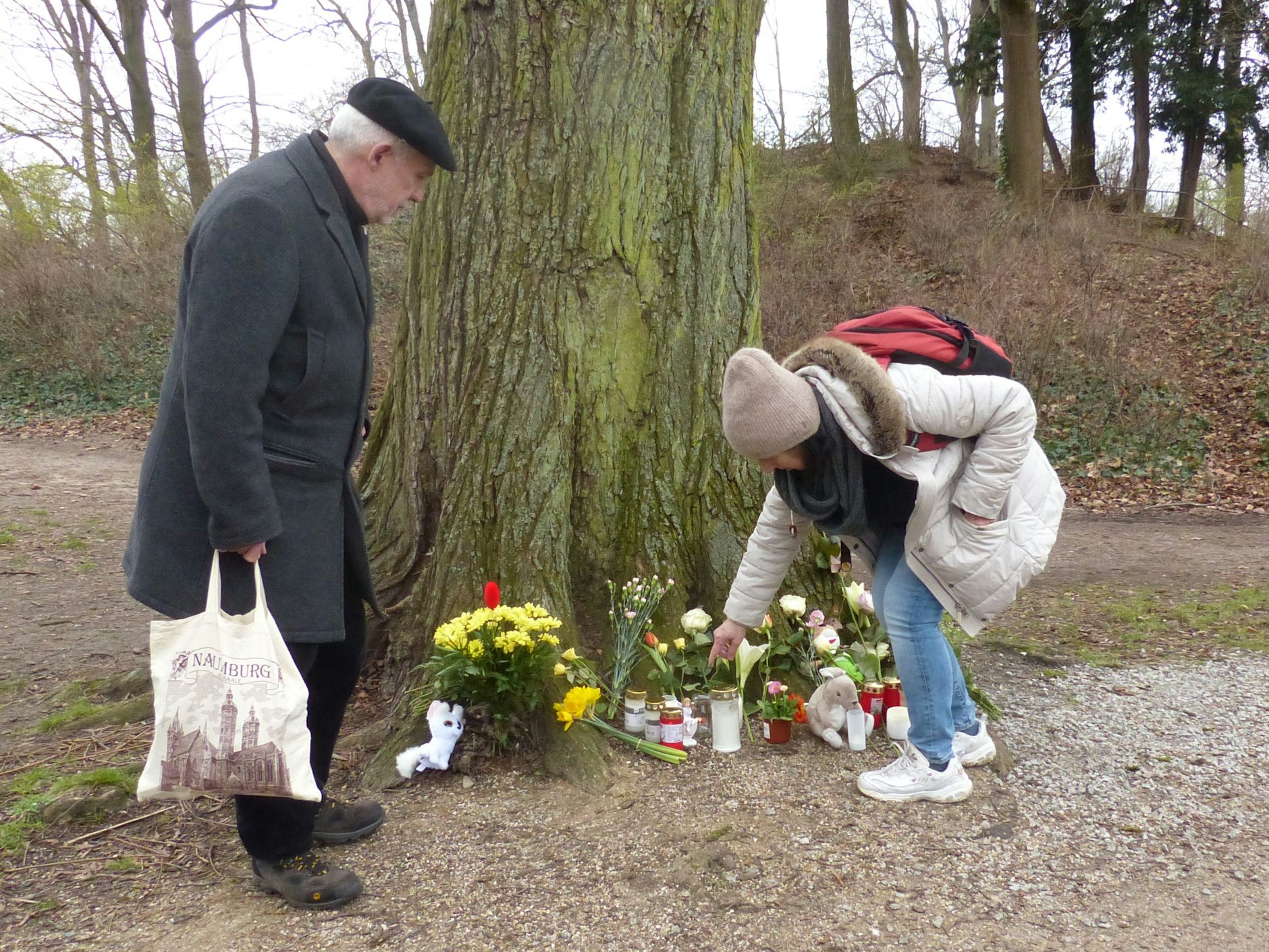 Irena und Piotr stellten eine Friedhofskerze an einen Baum in der Nähe des mutmaßlichen Tatorts.