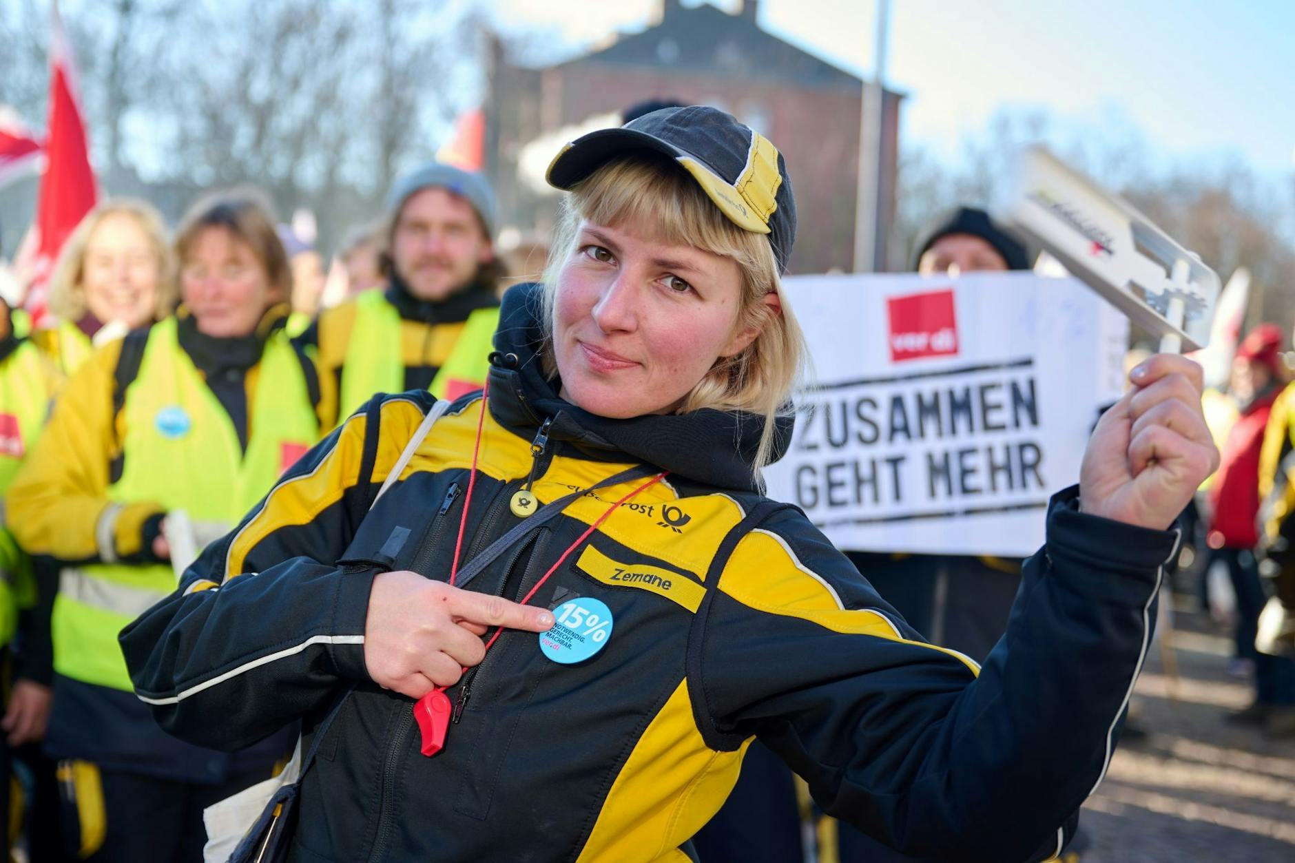 Beschäftigte der Deutschen Post bei einer Kundgebung in Dortmund (NRW). Bei ersten Warnstreiks blieben in den vergangenen Wochen Millionen Briefe und Pakete liegen.