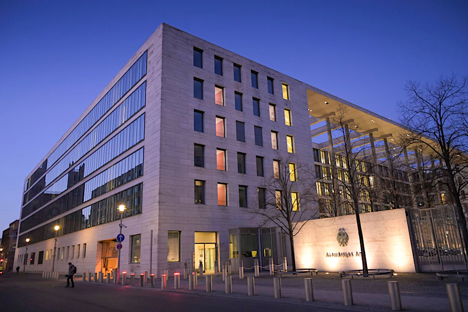 Entgegen der Empfehlung der eigenen Botschaft will Berlin die Einreise eines Mannes mit ungeklärter Identität. Warum?