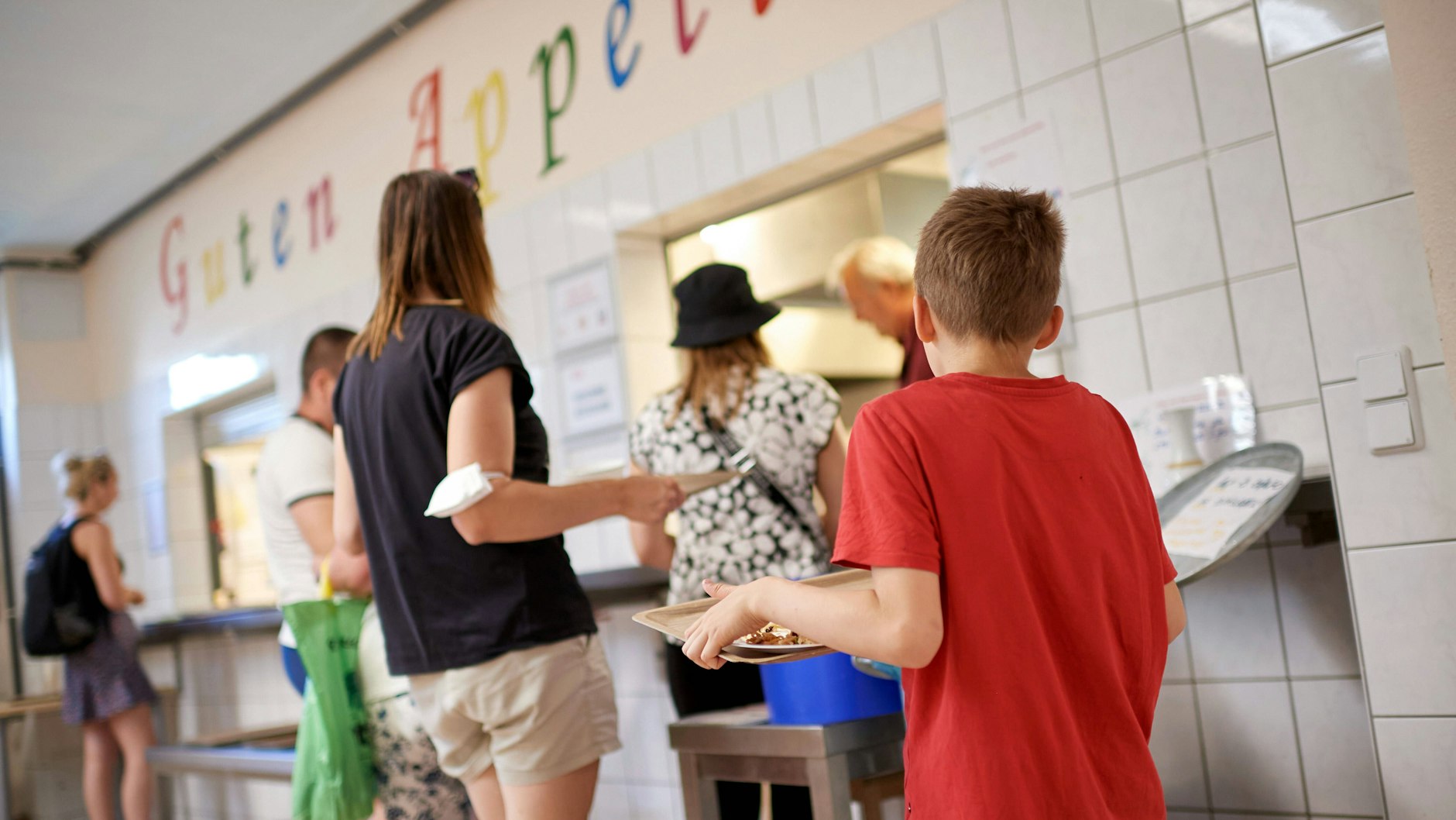 Auch hier sind Helfer im Einsatz: In der Arche in Hellersdorf werden ukrainische Flüchtlingsfamilien mit Essen versorgt.
