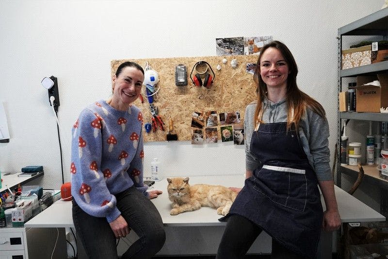 Bochum: Die Tierpräparatorinnen Jennifer Dörk (l) und Laura Eberhard sitzen in ihrer Werkstatt.