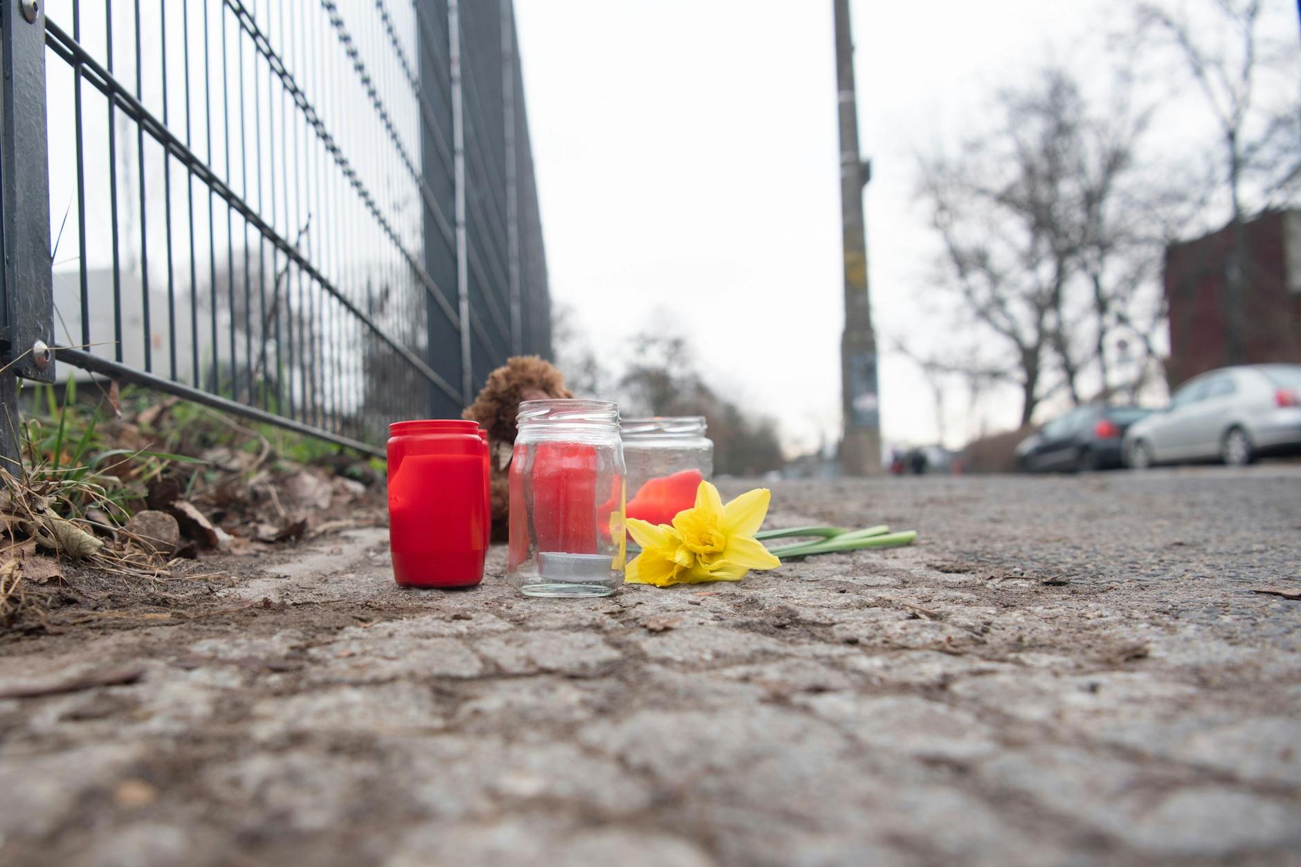 Kerzen und Blumen stehen unweit der Stelle, an der das schwer verletzte Kind gefunden wurde.