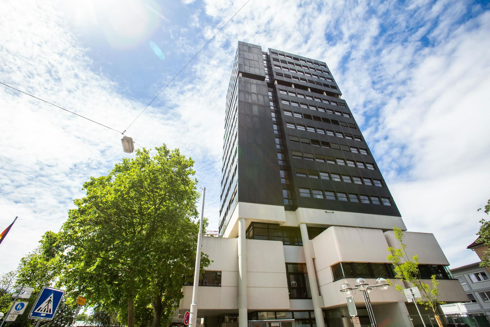 Der Turm des Lörracher Rathauses. Der Lörracher Oberbürgermeister Jörg Lutz (parteilos) will die umstrittene Umwandlung von alten Mietwohnungen in ein Flüchtlingsheim erläutern (Archivbild).