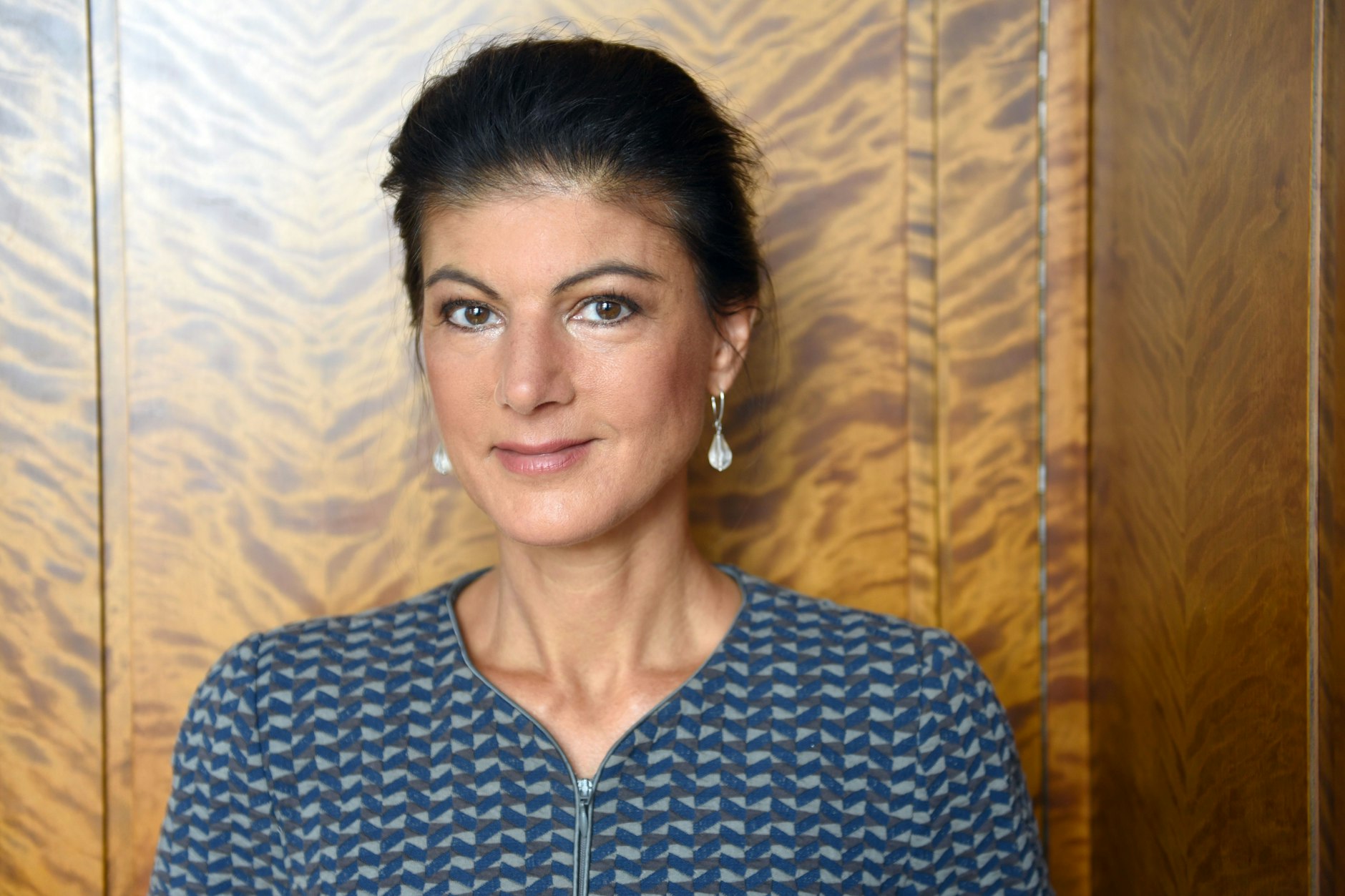 Sahra Wagenknecht, laut Désirée Nick das „Luder, das alle anderen in den Schatten stellt“. Ihre Präferenz für hängende Ohrringe erklärt sie im Gespräch.&nbsp;