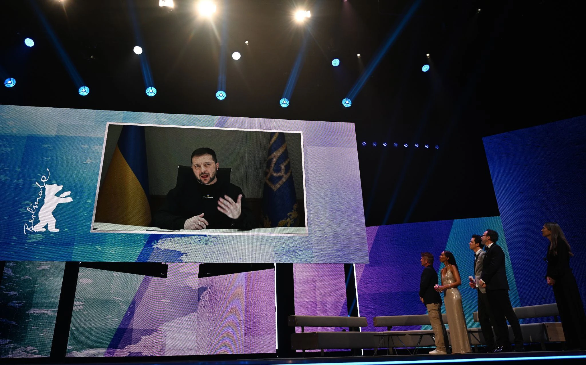 Wolodymyr Selenskyj, Präsident der Ukraine, spricht per Video-Leinwand zu den Besuchern der Eröffnung der Berlinale.  