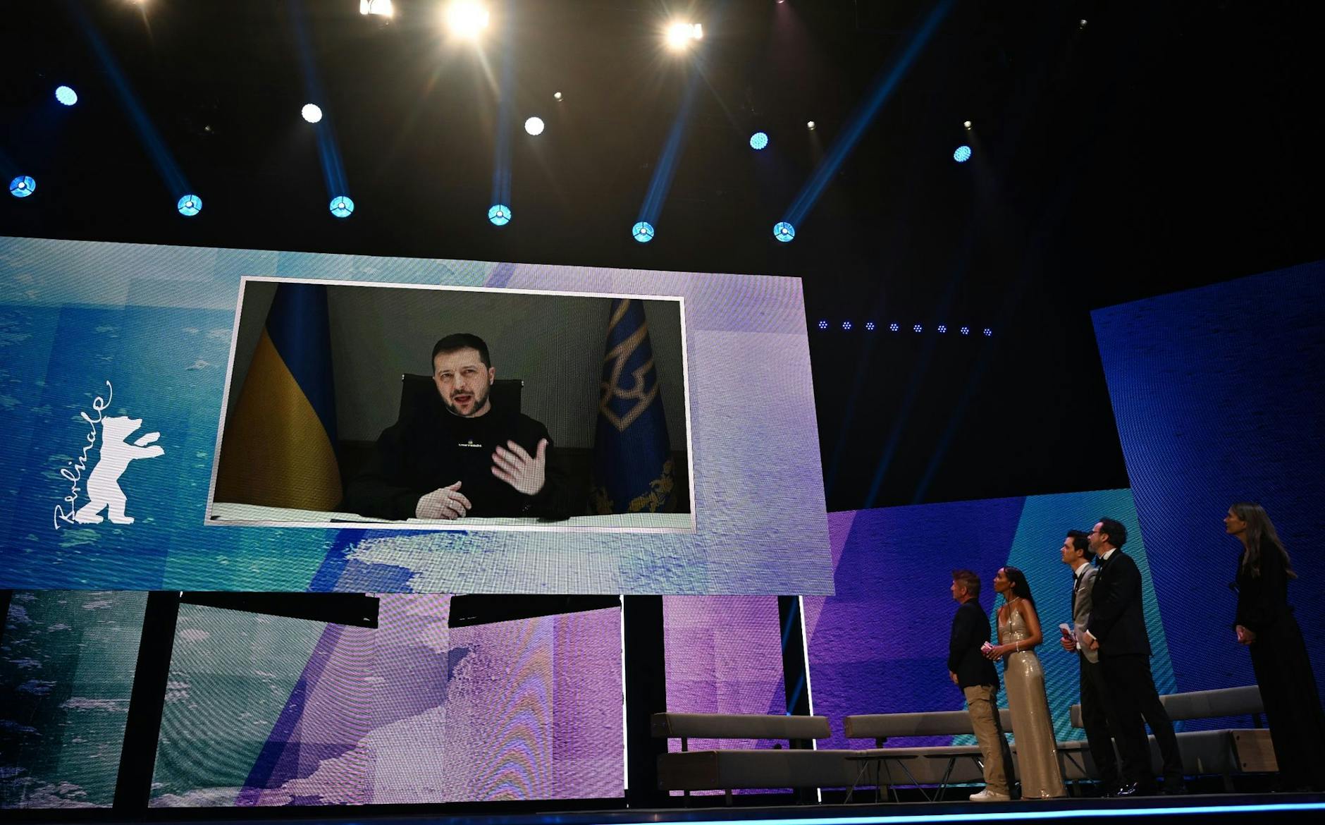 Wolodymyr Selenskyj, Präsident der Ukraine, spricht per Video-Leinwand zu den Besuchern der Eröffnung der Berlinale.