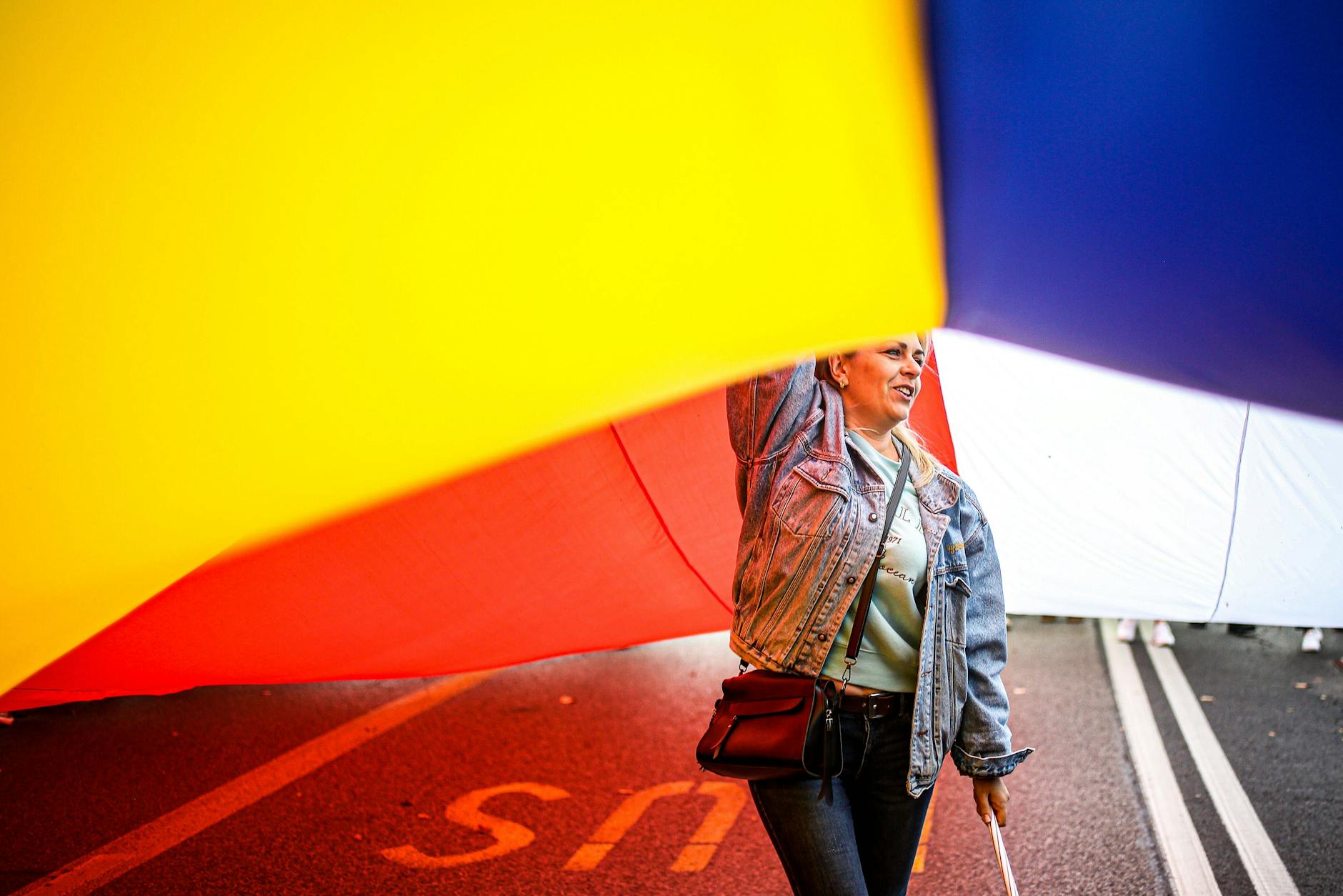 Eine Frau protestiert vor der russischen Botschaft in Warschau gegen den Krieg.