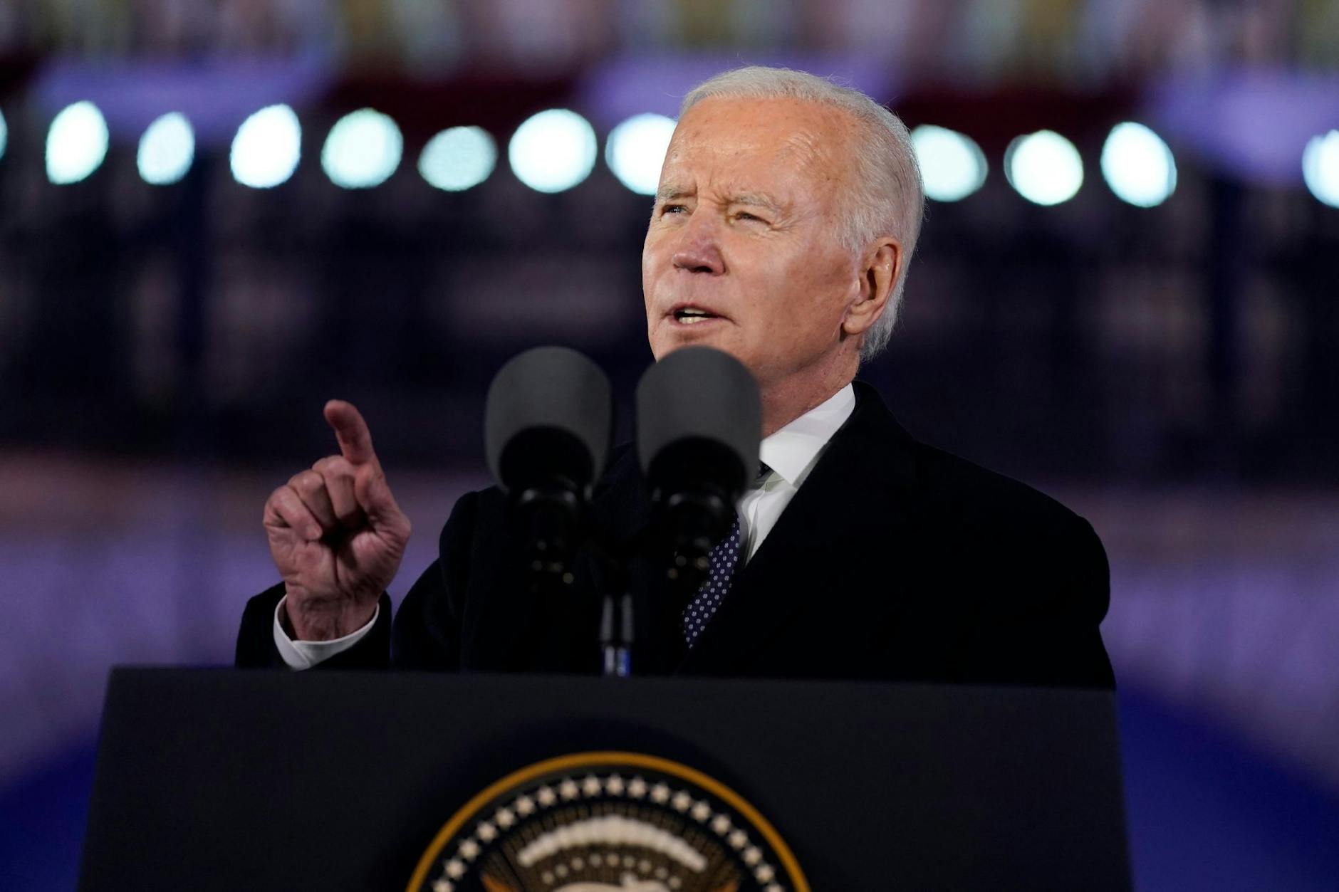 US-Präsident Joe Biden hält eine Rede vor dem Königsschloss in Warschau.