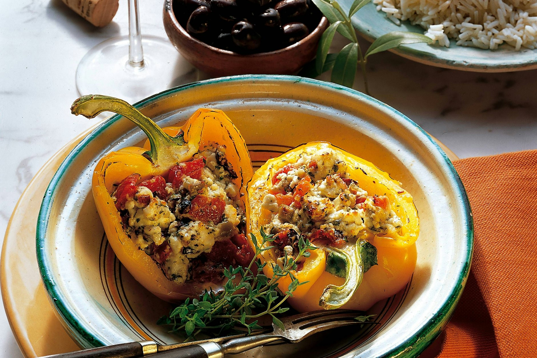 Das Rezept für gefüllte Paprika wird durch den Feta besonders herzhaft.