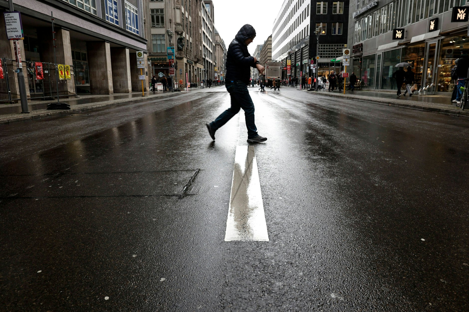 Seit Ende Januar ist der Mittelteil der Friedrichstraße in Mitte wieder für Kraftfahrzeuge gesperrt. Die Fahrbahn steht Fußgängern, Fahrrädern und E-Scootern auf ganzer Breite zur Verfügung.