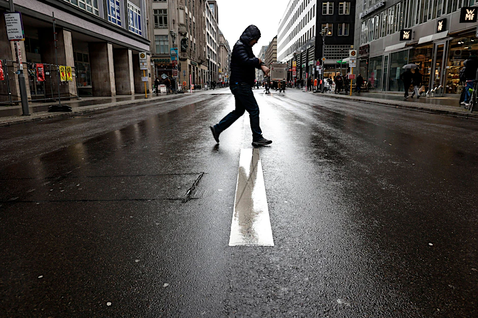 Seit Ende Januar ist der Mittelteil der Friedrichstraße in Mitte wieder für Kraftfahrzeuge gesperrt. Die Fahrbahn steht Fußgängern, Fahrrädern und E-Scootern auf ganzer Breite zur Verfügung.