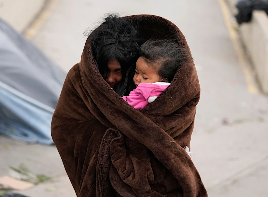 Migranten aus Venezuela bereiten sich an der Grenze zwischen Mexiko und den USA auf die Verlegung in eine Flüchtlingsunterkunft vor.&nbsp;