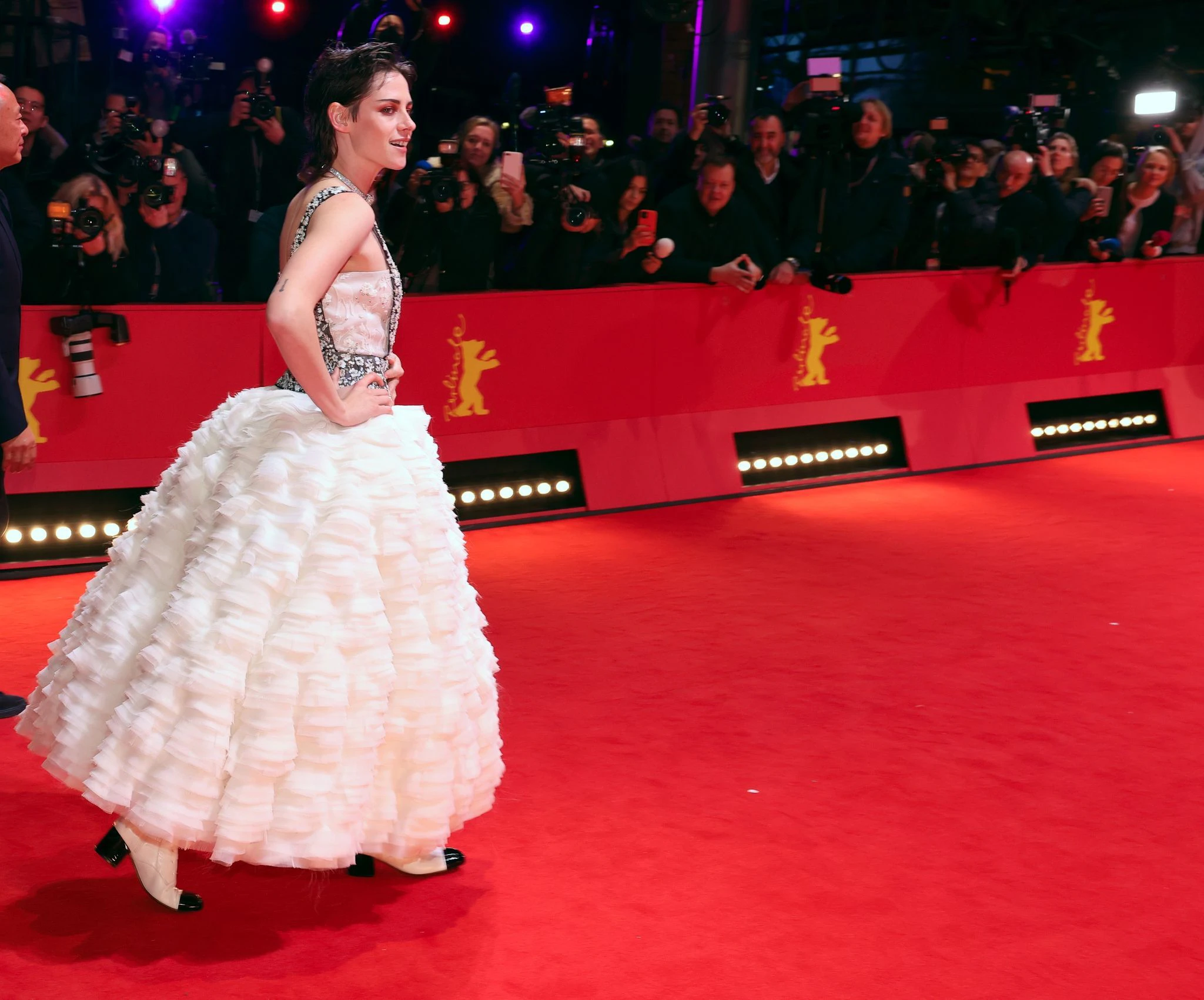 Jurypräsidentin und Schauspielerin Kristen Stewart (USA) posiert auf dem roten Teppich.  