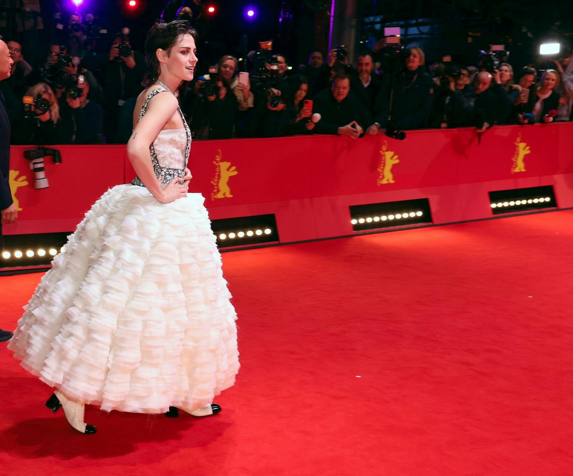 Jurypräsidentin und Schauspielerin Kristen Stewart (USA) posiert auf dem roten Teppich.