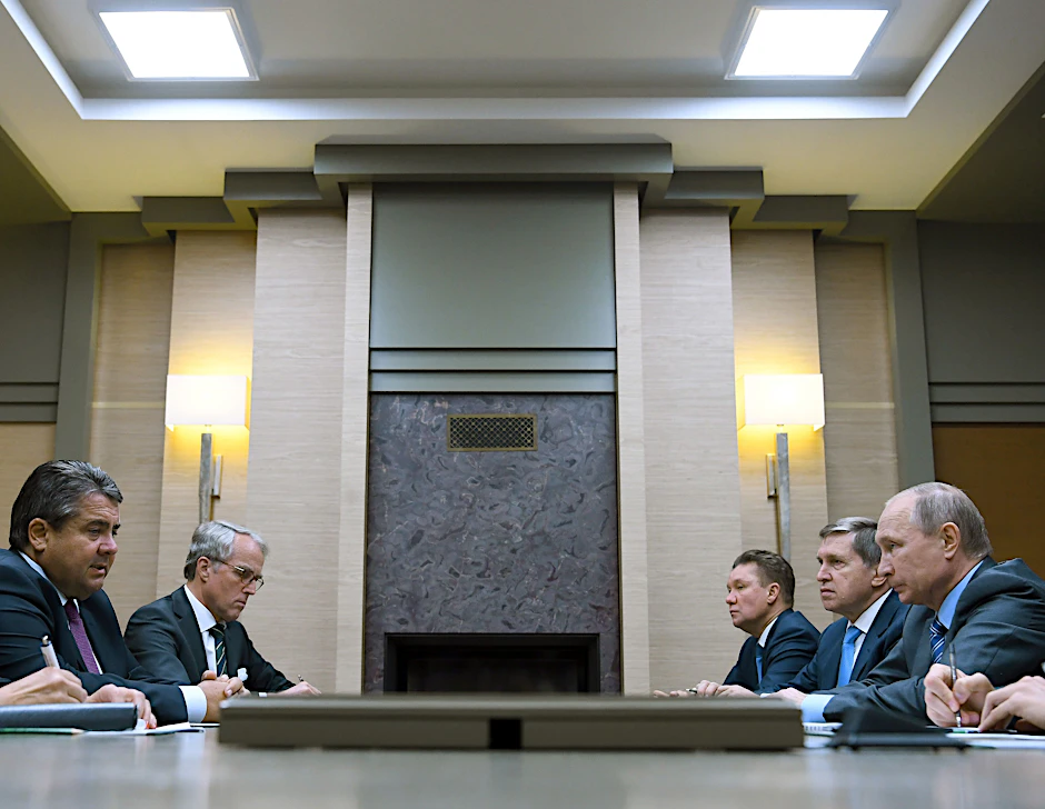 Der damalige Bundeswirtschaftsminister Sigmar Gabriel (l., SPD) und der russische Präsident Wladimir Putin (r.) unterhalten sich im September 2016 in der Nowo-Ogarjowo-Residenz bei Moskau.