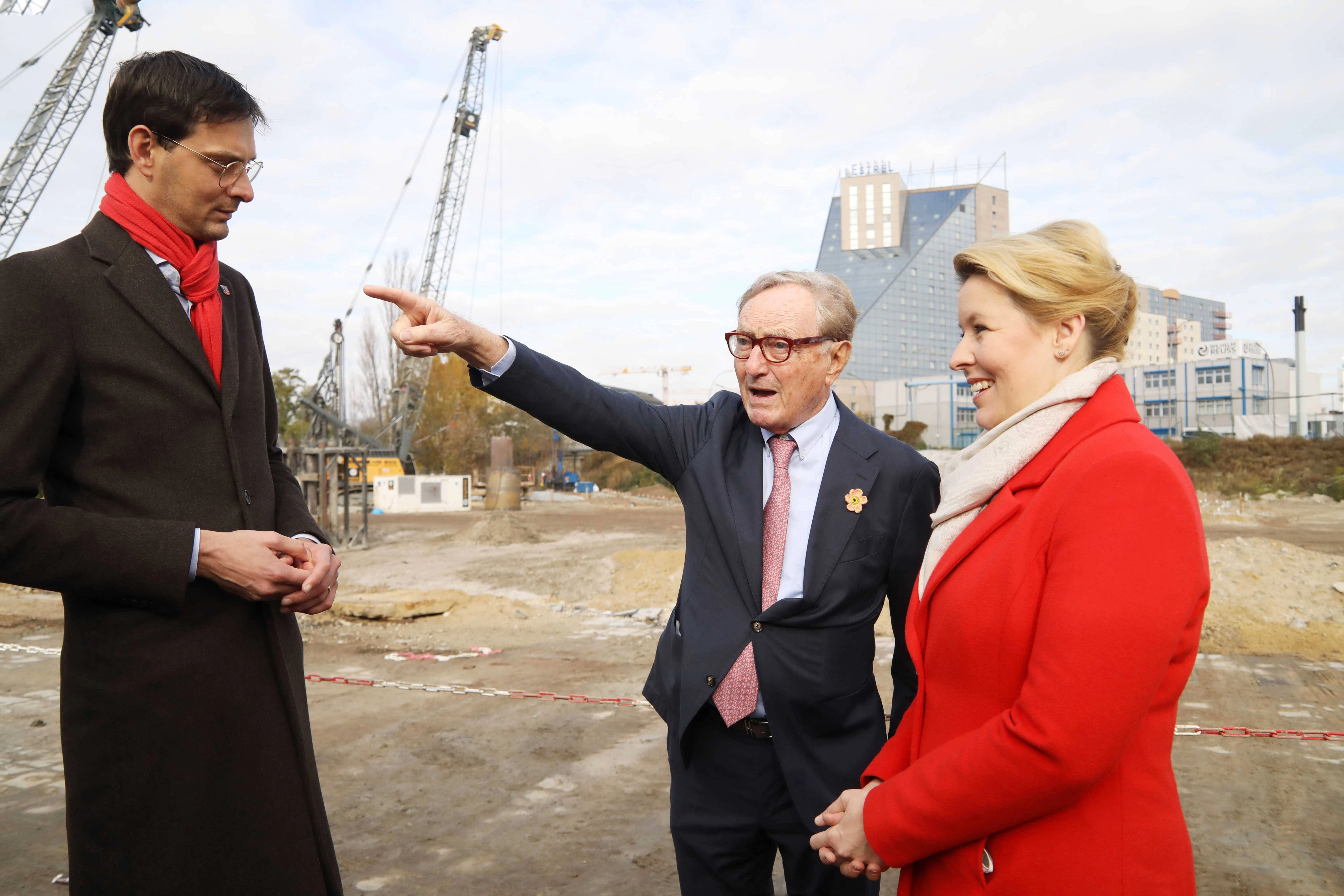 Politische Wiege Neukölln: Franziska Giffey (r.) im Gespräch mit Bezirksbürgermeister Martin Hikel (l.) und dem Inhaber von Europas größtem Hotel, Estrel, Ekkehard Streletzki.