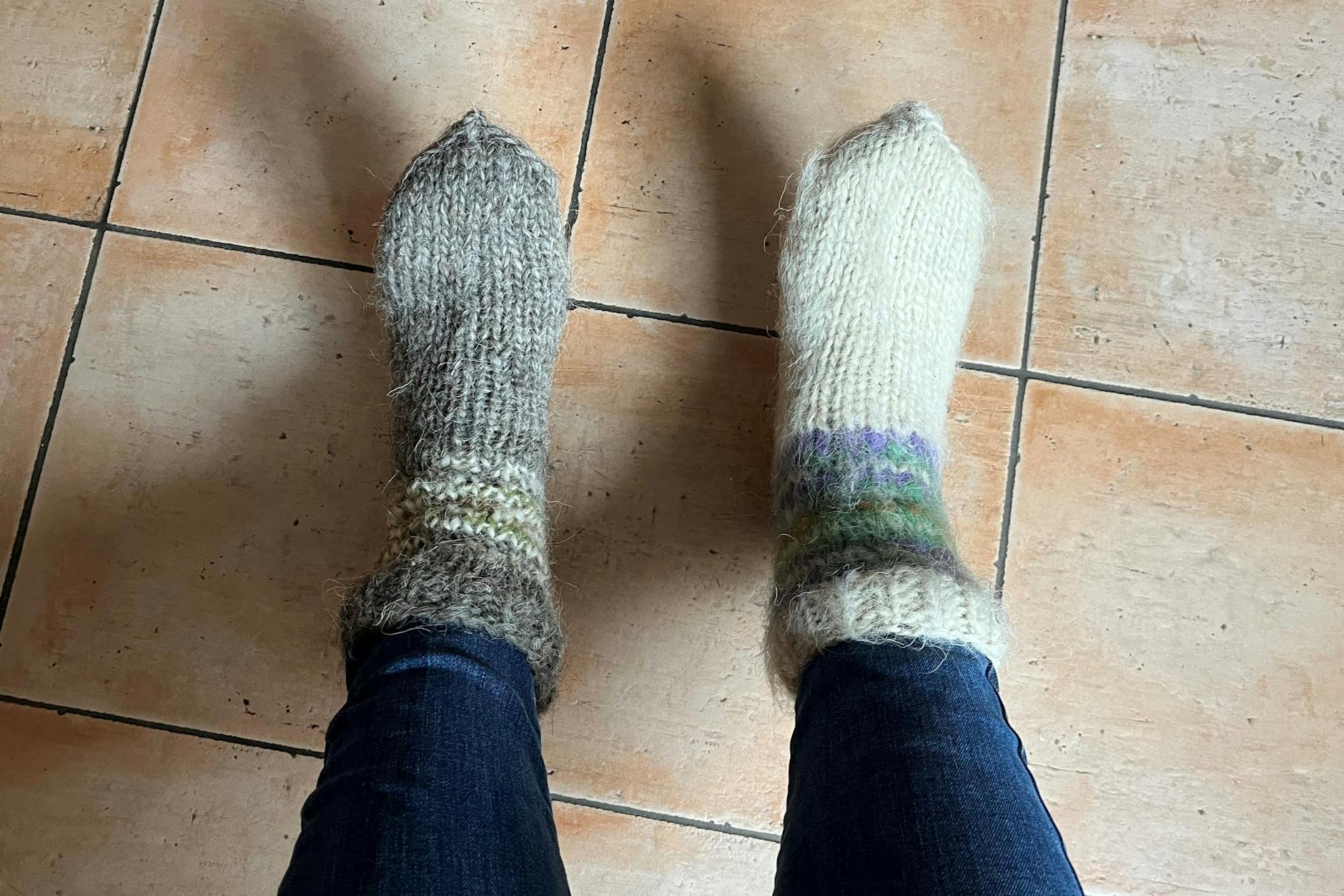 Socken aus der Ukraine: Zu jeder Farbe gibt es auch noch einen zweiten Strumpf.
