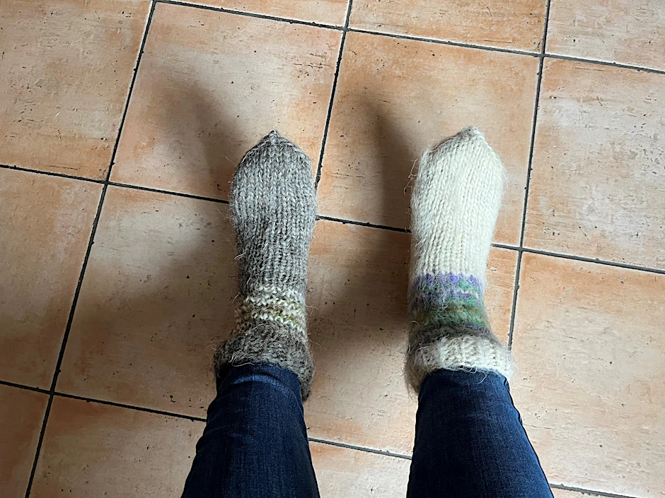 Socken aus der Ukraine: Zu jeder Farbe gibt es auch noch einen zweiten Strumpf.