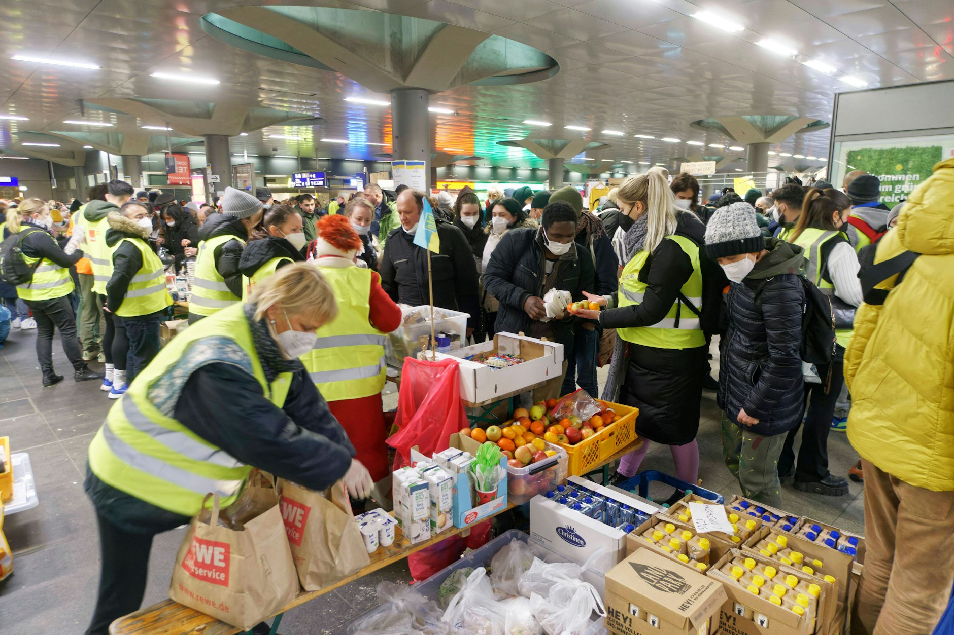 Bilder, die vor einem Jahr entstanden: Berliner verteilen am Hauptbahnhof Lebensmittel an eintreffende Flüchtlinge aus der Ukraine.
