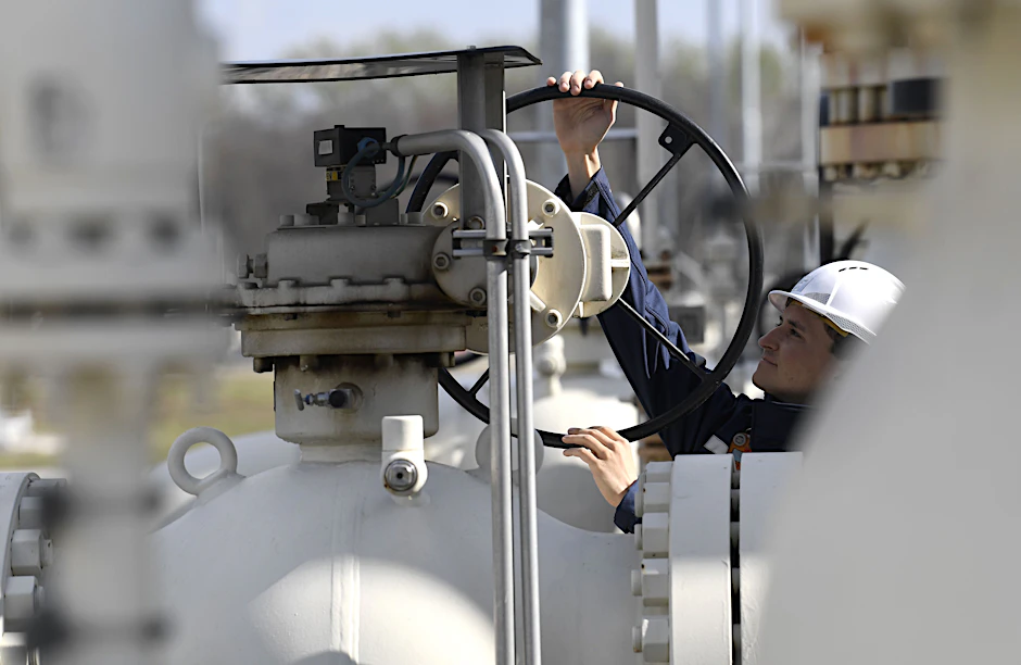 Ein Mitarbeiter arbeitet an einem Teil einer Erdgasleitung am Gelände der „Gas Connect Austria“-Verdichterstation.