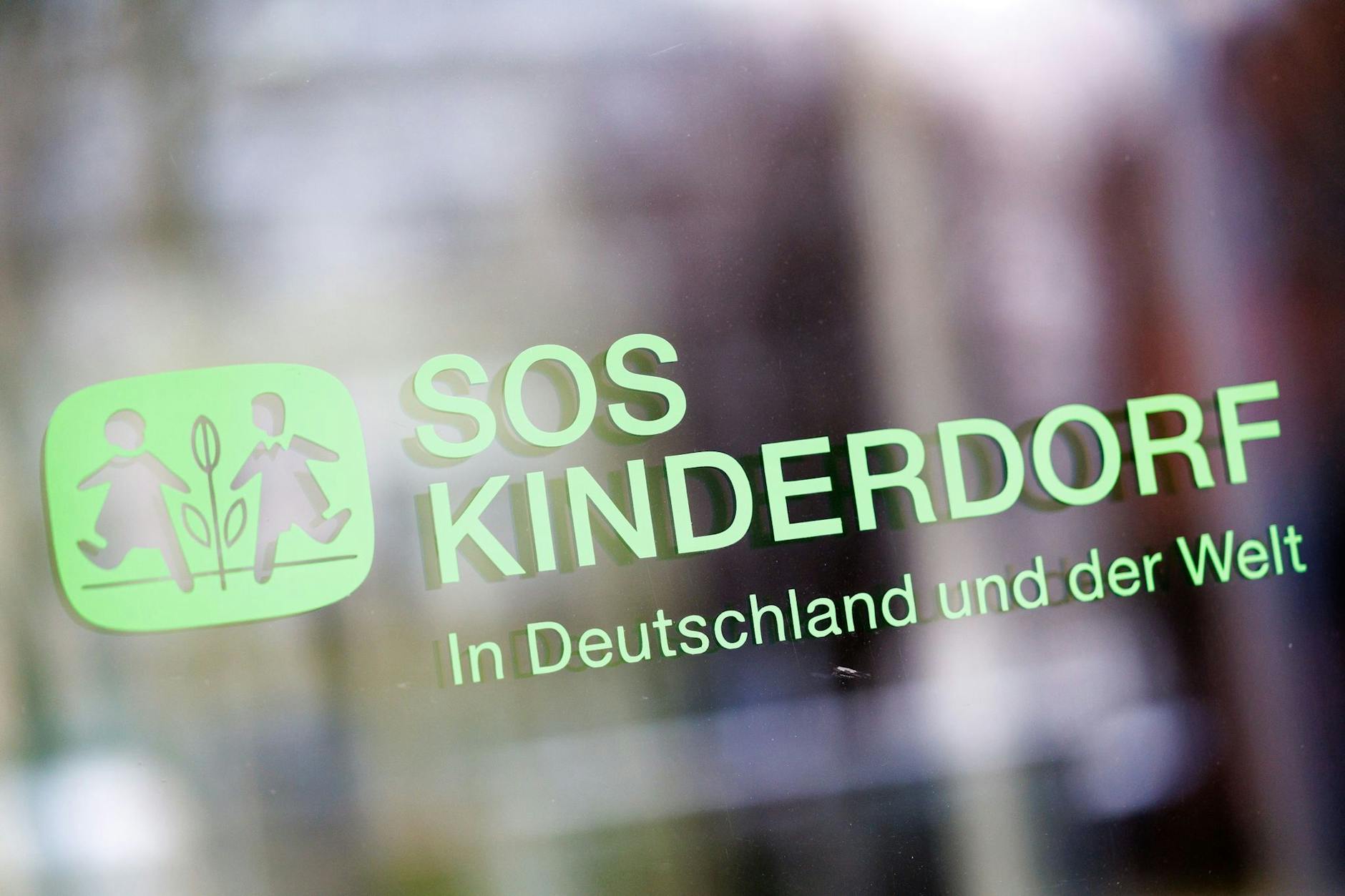 Die Organisation SOS-Kinderdorf steht nach einem Medienbericht in der Kritik.