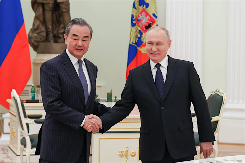 Russlands Präsident Wladimir Putin begrüßt den chinesischen Diplomaten Wang Yi in Moskau.&nbsp;
