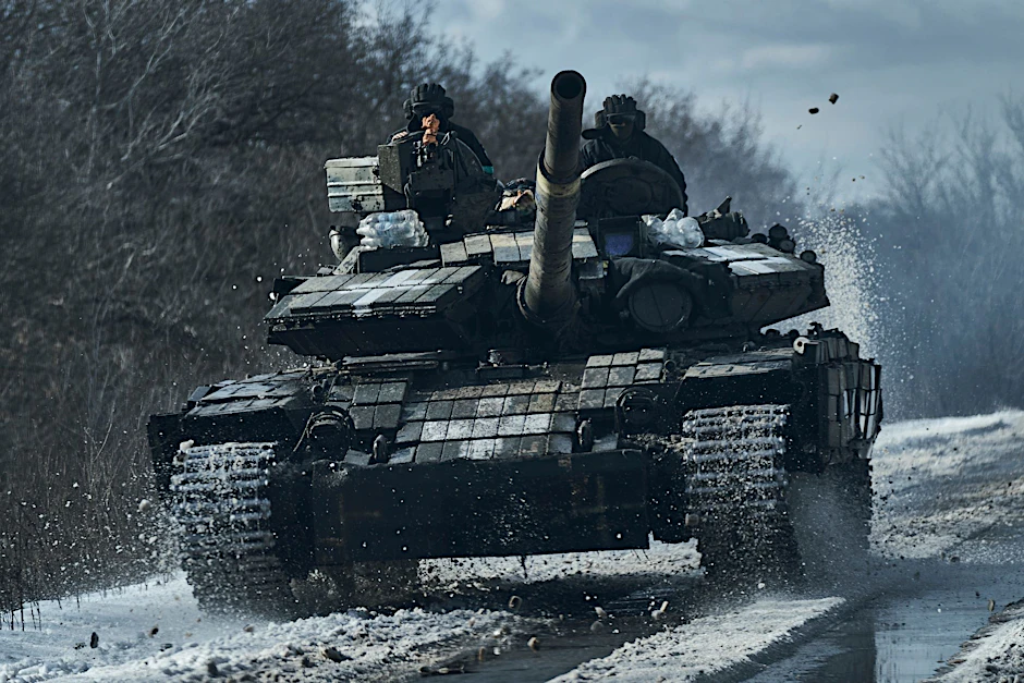 Ukrainische Soldaten auf einem Panzer an der Frontlinie in Bachmut.