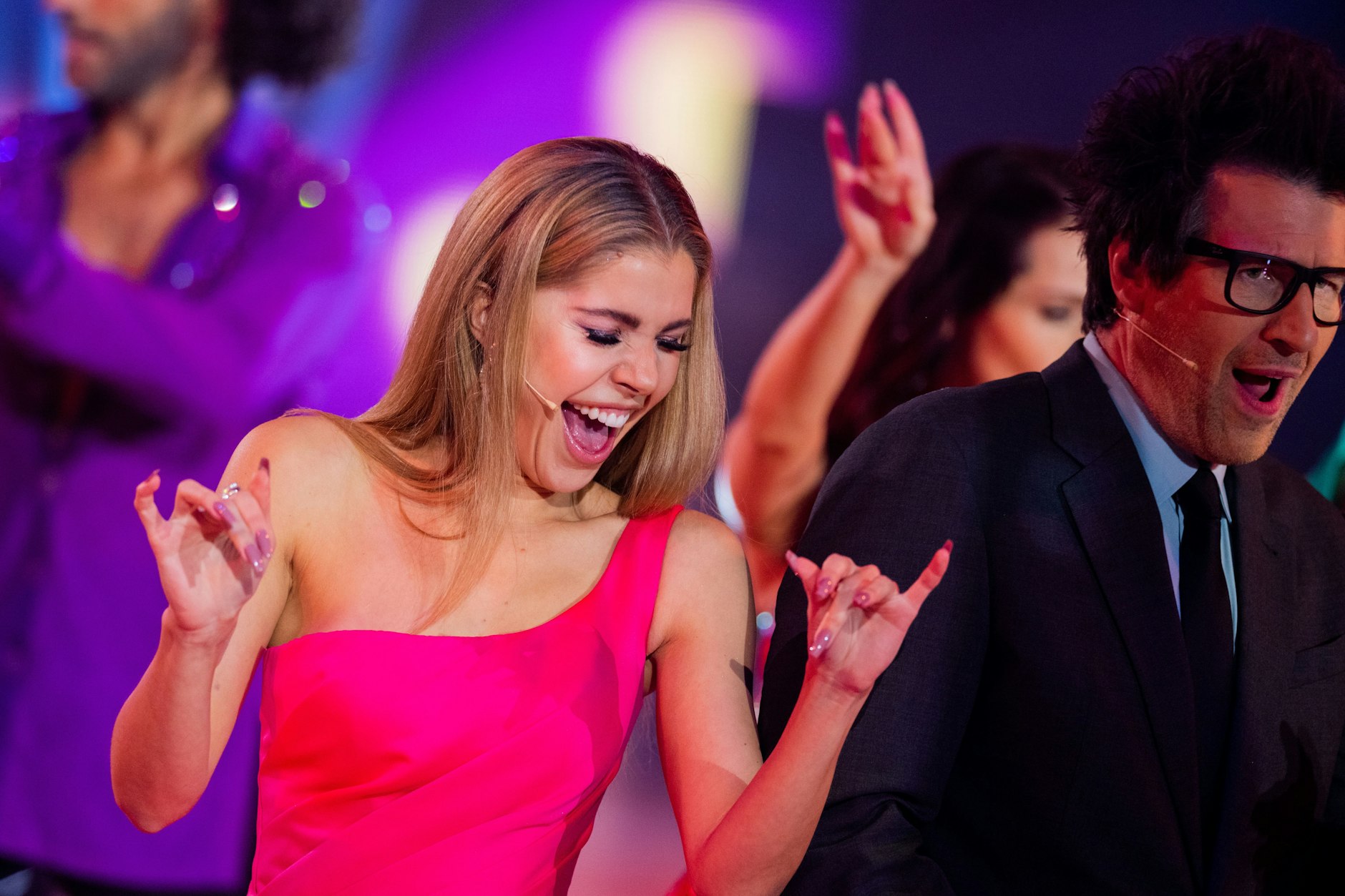 Ausgelassen feiert Victoria Swarovski den Staffelstart von „Let’s Dance“ 2023. Ein wenig Ablenkung nach dem Ehe-Aus, das jetzt bekannt wurde.