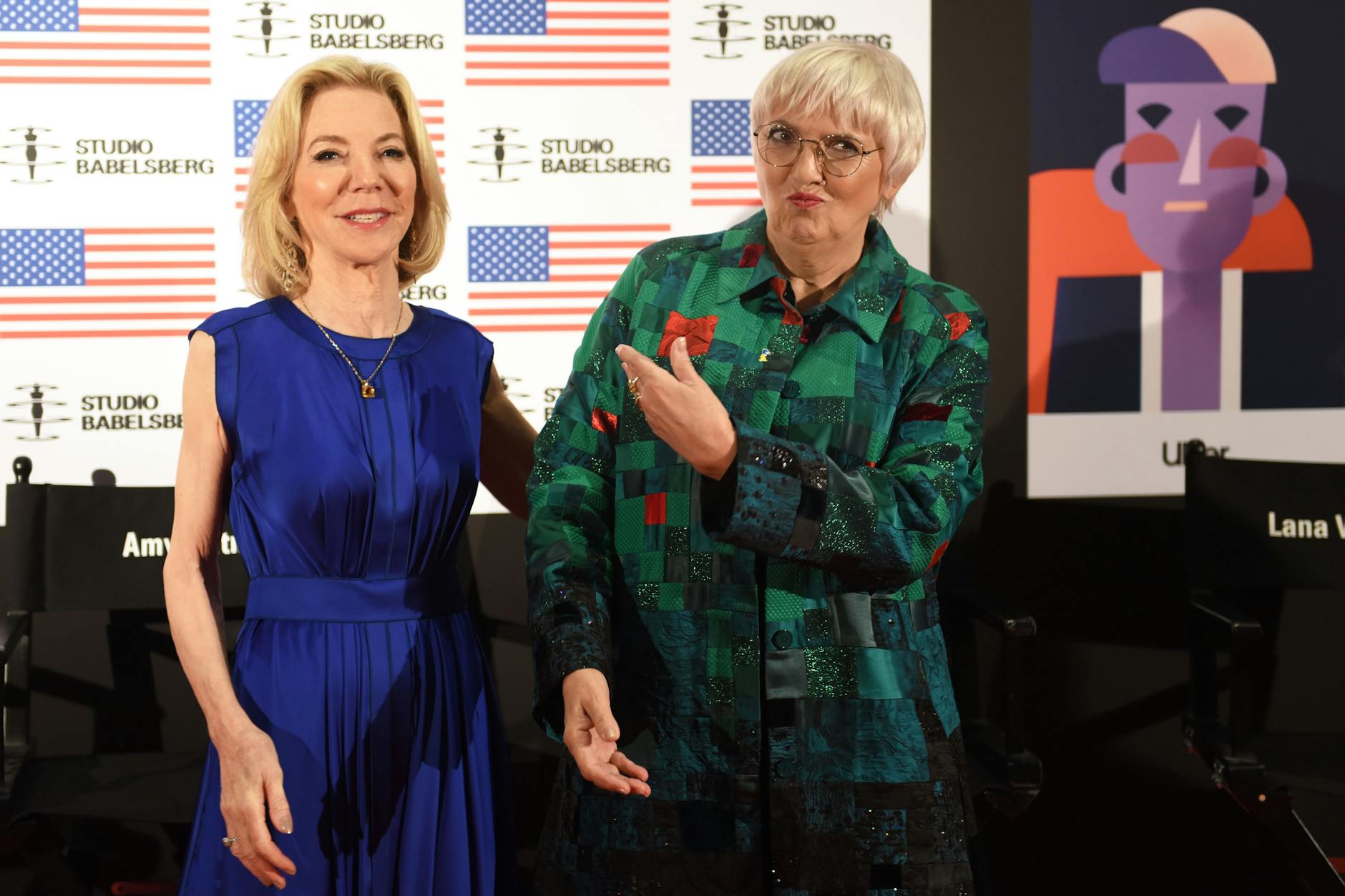 US-Botschafterin Amy Gutmann begrüßt Staatsministerin Claudia Roth. 