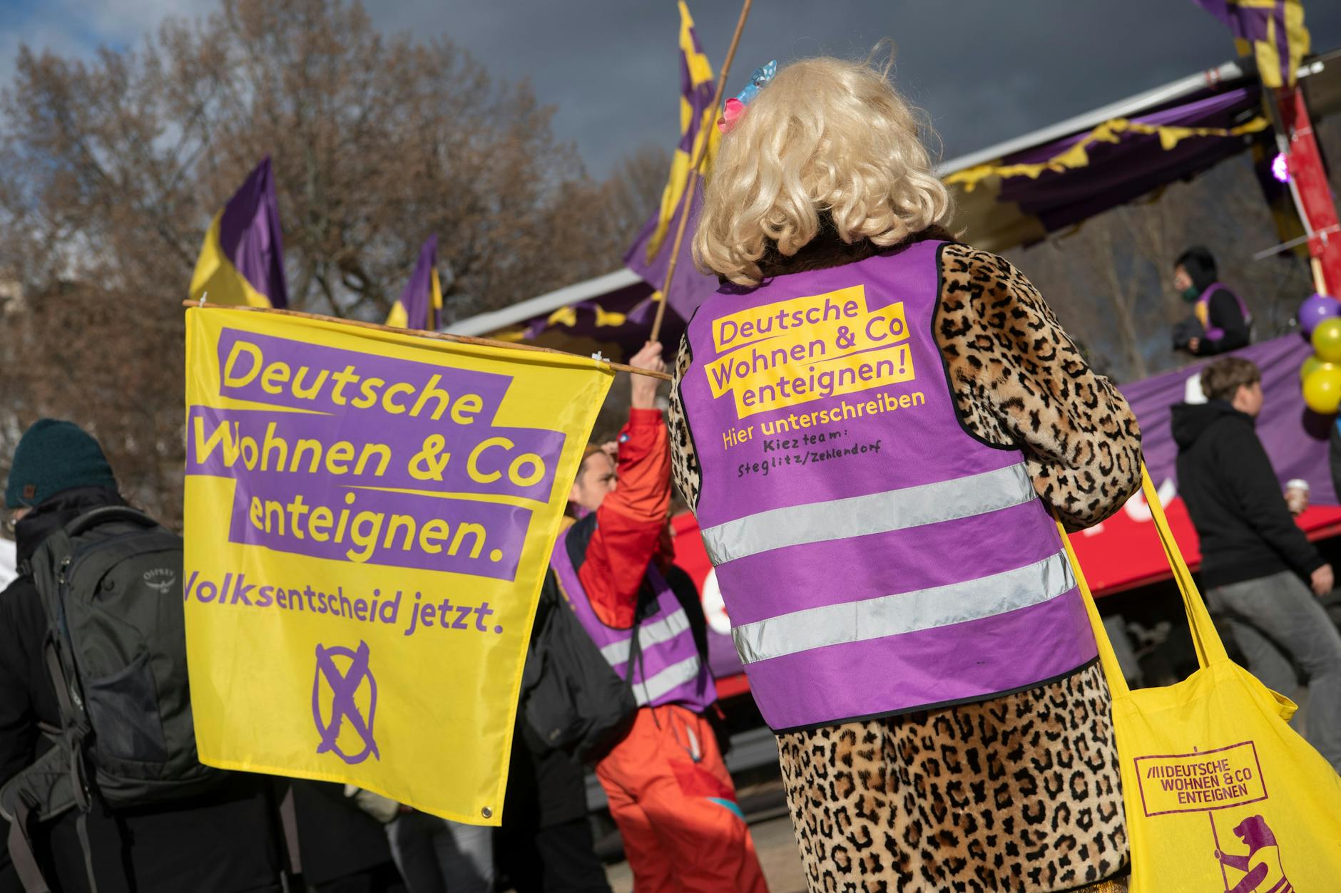 Nicht ganz ein Karneval, und doch ein Karneval. Beim „Karneval der Enteignung“ wird gegen Miethaie demonstriert. Typisch Berlin.