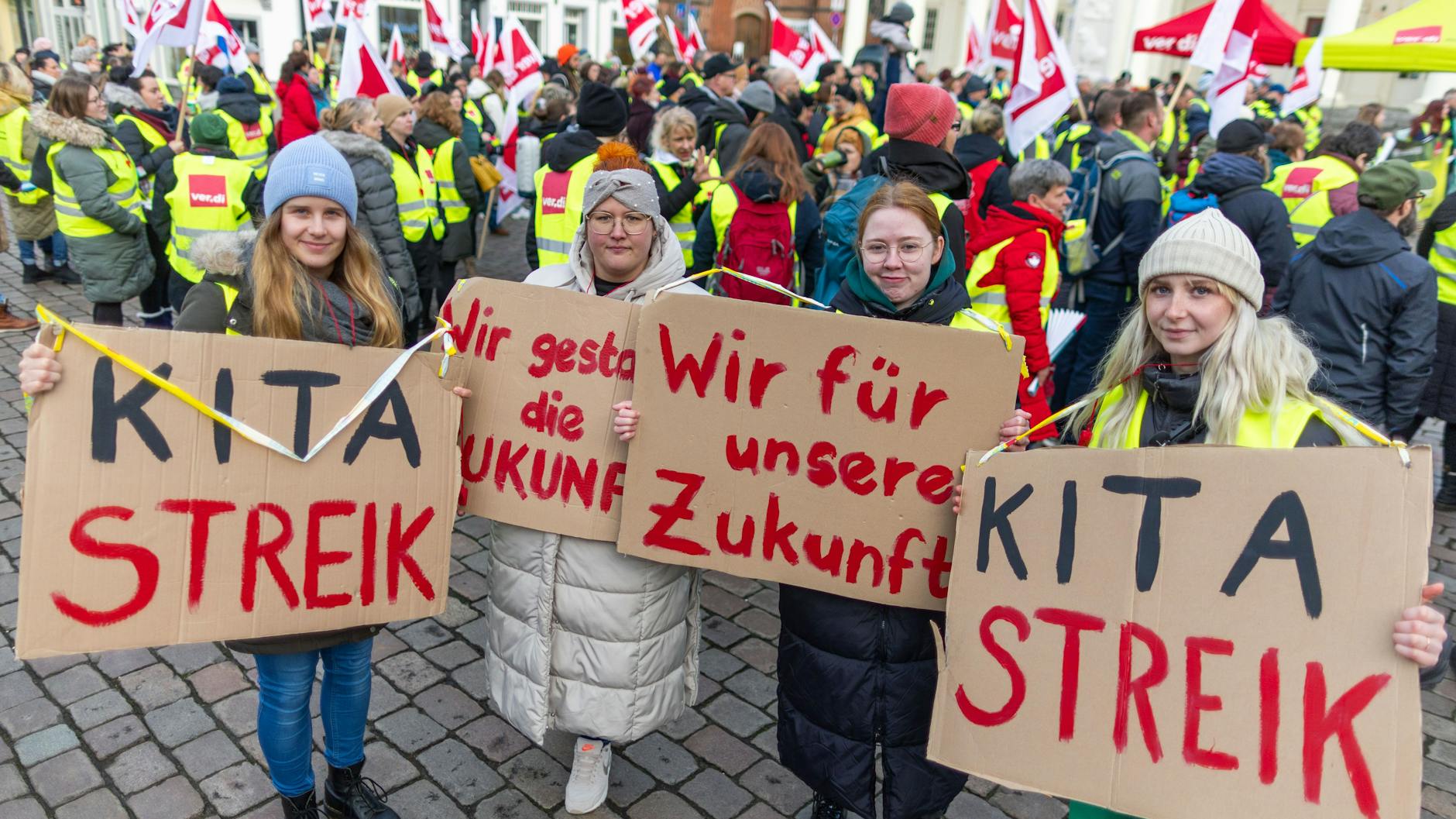 Kita-Streik: In Mecklenburg-Vorpommern gingen Beschäftigte auf die Straße und forderten mehr Lohn.