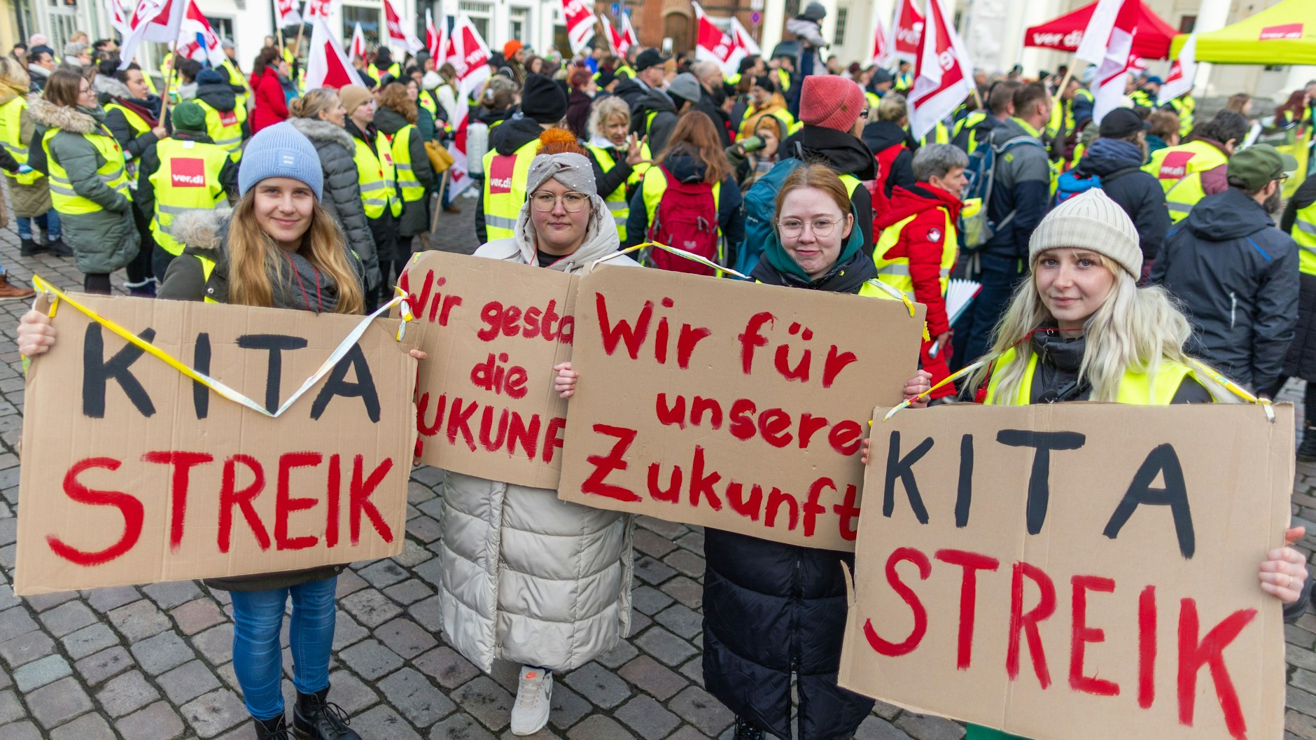 Kita-Streik: In Mecklenburg-Vorpommern gingen Beschäftigte auf die Straße und forderten mehr Lohn.