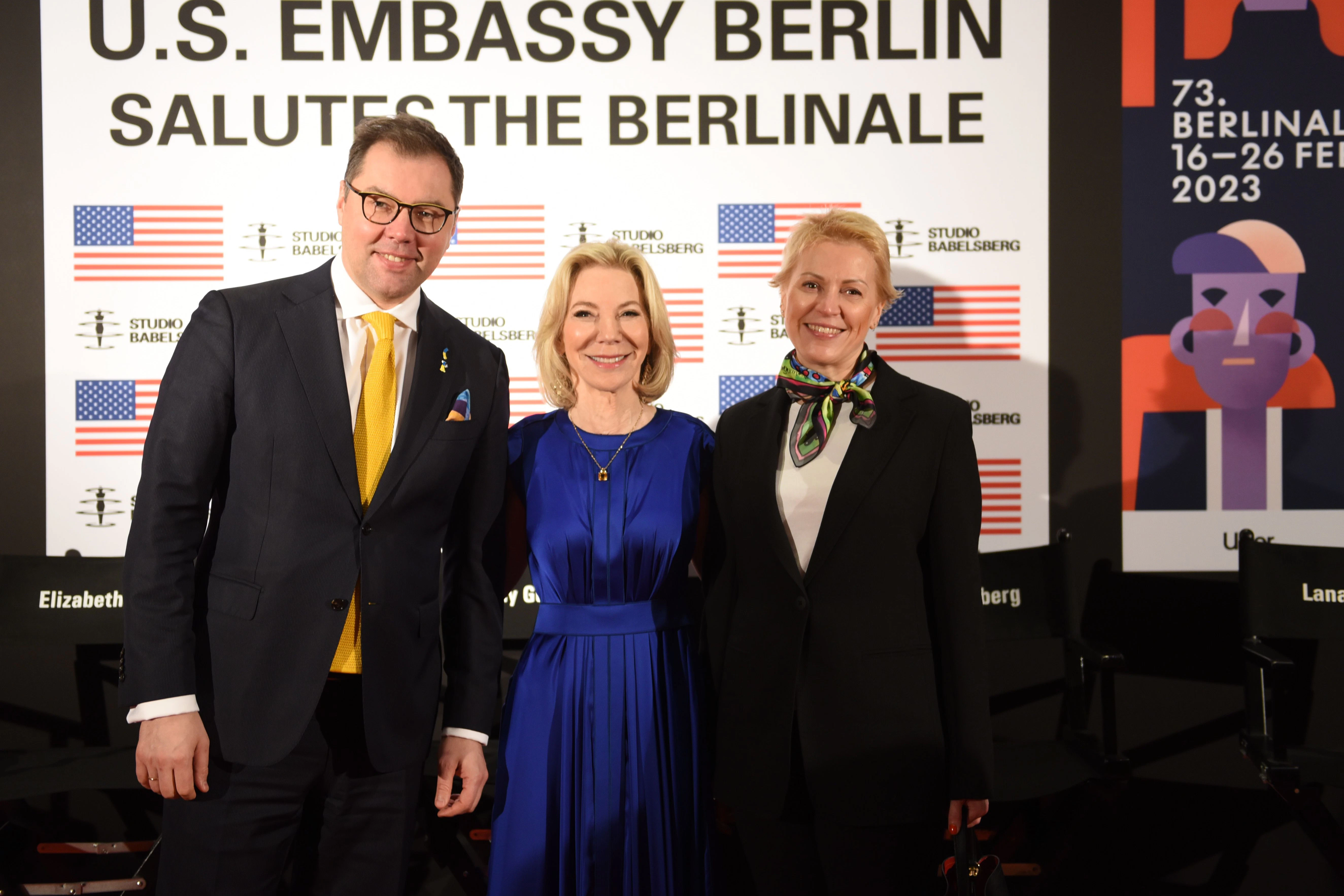 US-Botschafterin Amy Gutmann begrüßt den ukrainischen Botschafter Oleksij Makejew und seine Frau.&nbsp;