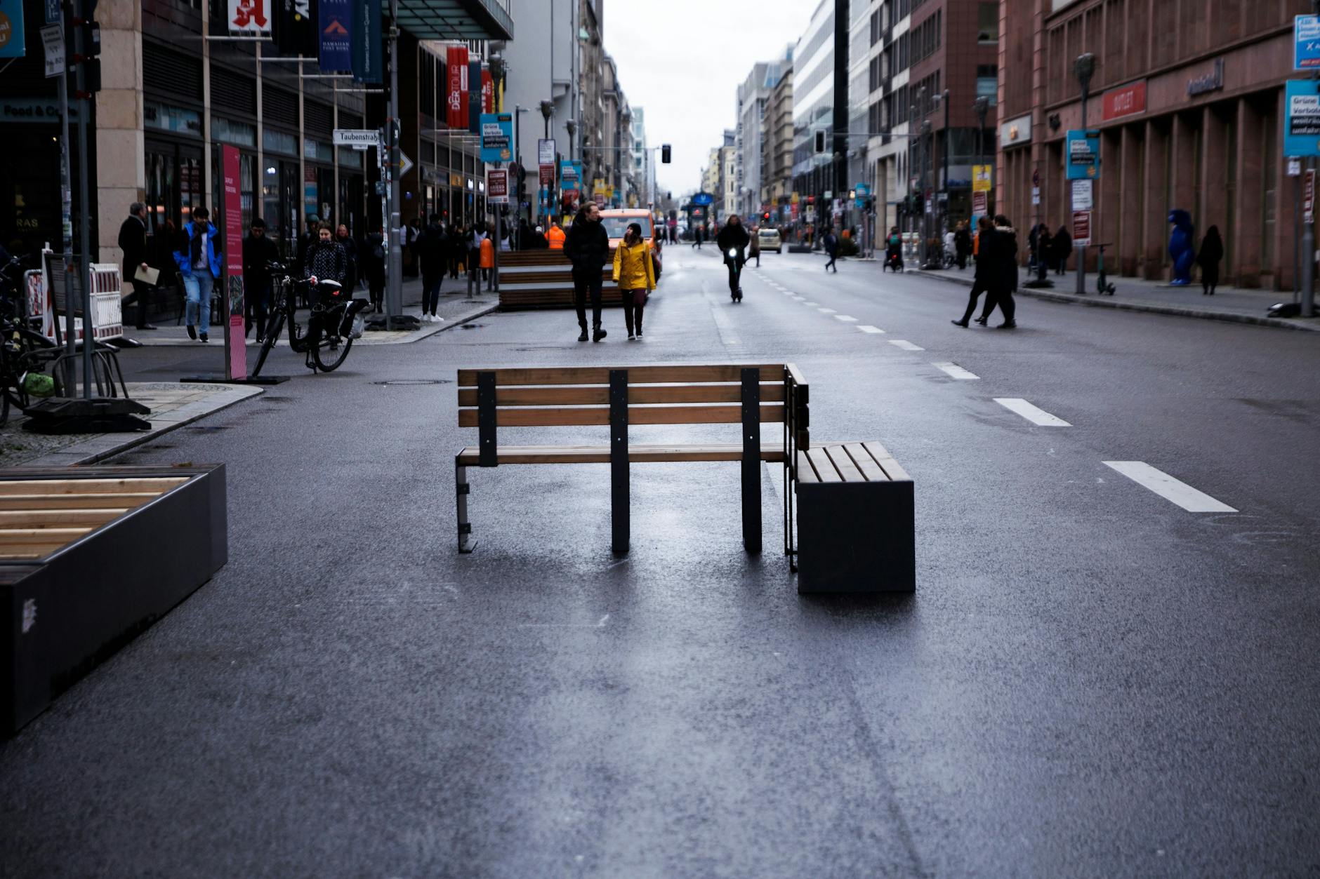 Der mittlere Abschnitt der Friedrichstraße ist wieder auf ganzer Breite für Fußgänger geöffnet. Allerdings dürfen sich dort auch Fahrräder und E-Scooter bewegen – offiziell mit Schrittgeschwindigkeit.