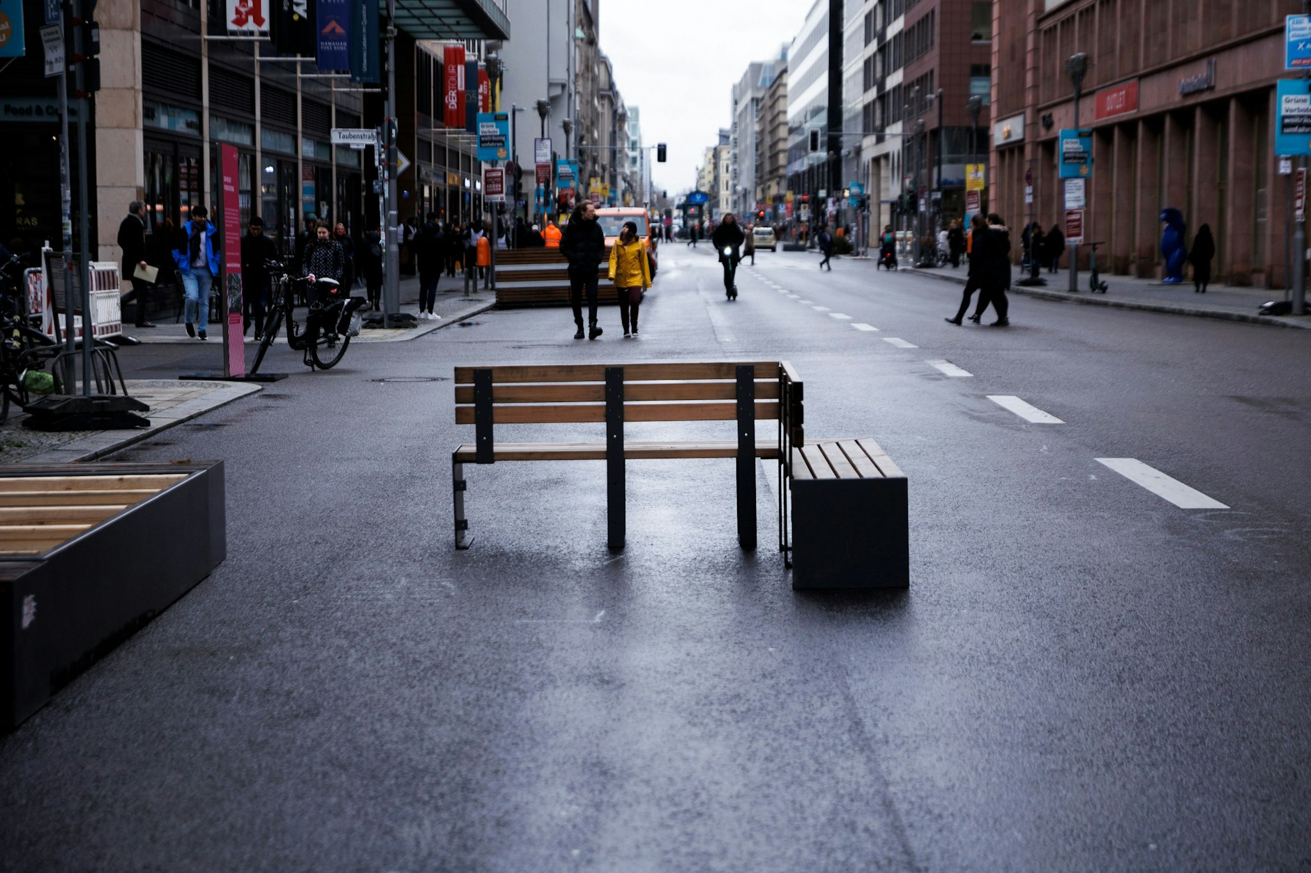 Der mittlere Abschnitt der Friedrichstraße ist wieder auf ganzer Breite für Fußgänger geöffnet. Allerdings dürfen sich dort auch Fahrräder und E-Scooter bewegen – offiziell mit Schrittgeschwindigkeit.