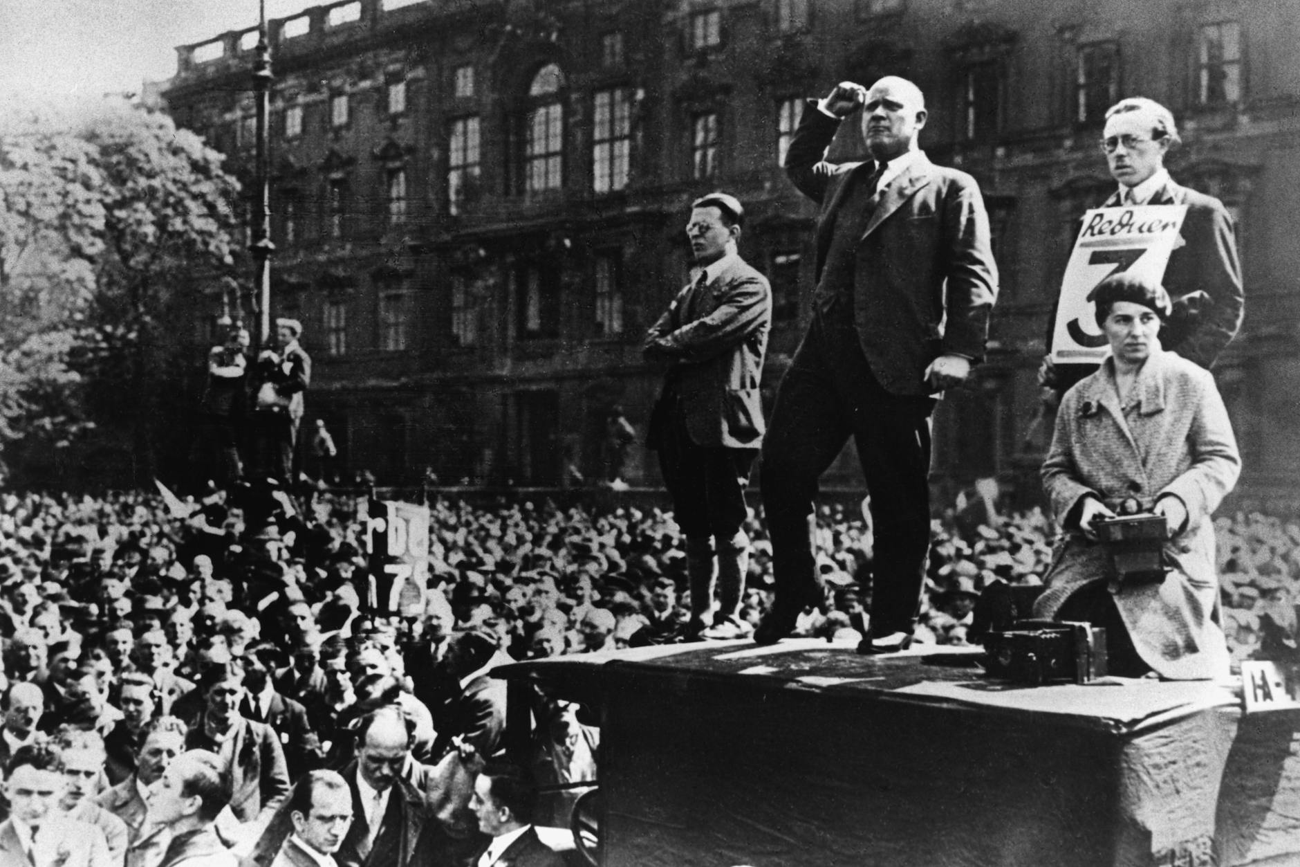 Er sei „Stimme und Faust der Nation“, so preist das Thälmannlied von 1951 den einstigen Vorsitzenden der KPD. Hier spricht Thälmann (Mitte) bei einer Kundgebung zum 1. Mai 1930 im Berliner Lustgarten.