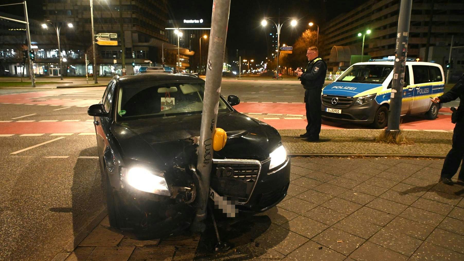 Ein Ampelmast stoppte den Wagen recht unsanft. 