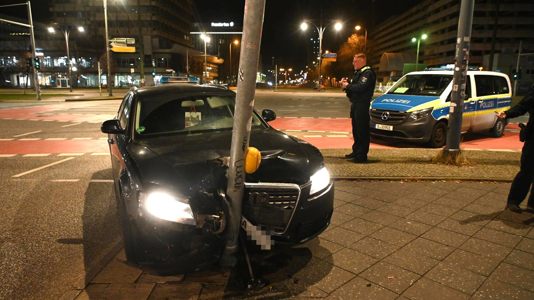 Ein Ampelmast stoppte den Wagen recht unsanft.&nbsp;