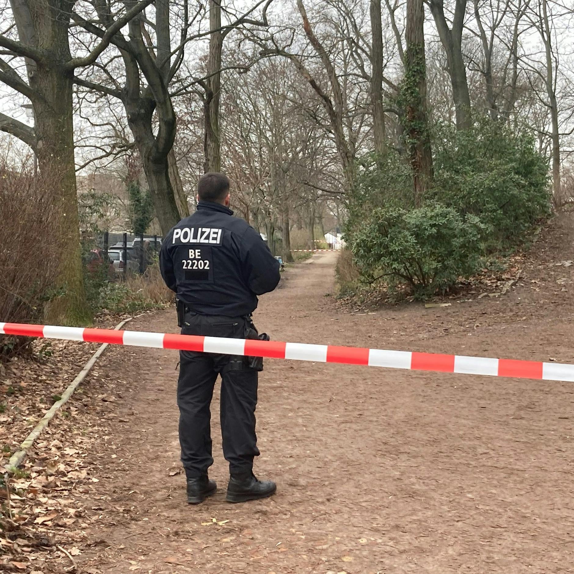 Die Polizei sperrte den Fundort des Mädchens weiträumig ab.