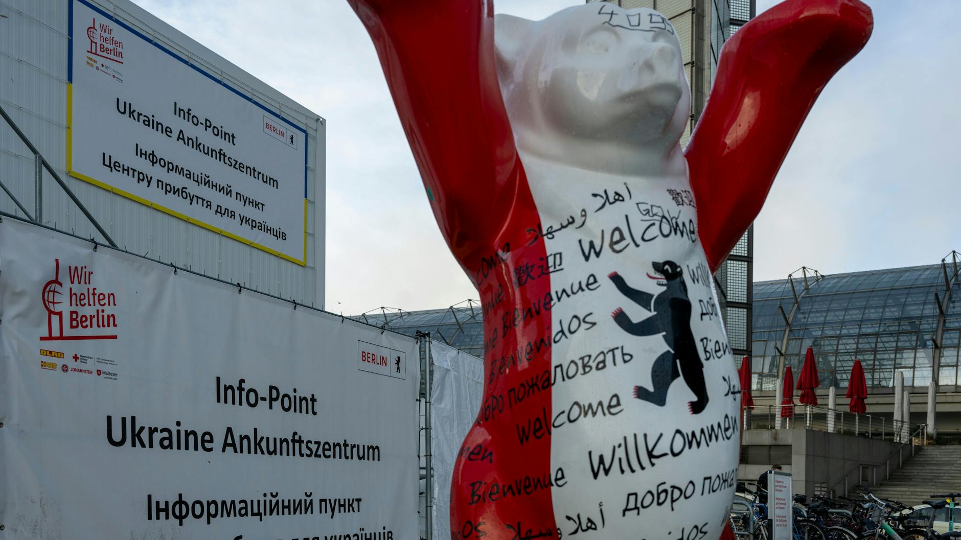 Ein Berliner Bär mit der Aufschrift „Willkommen“ in zahlreichen Sprachen steht vor dem Info-Point Ukraine Ankunfszentrun am Hauptbahnhof. Nach der Ankunft zehntausender Flüchtlinge aus der Ukraine in Berlin seit Ende Februar 2022 war die Welle der Hilfsbereitschaft groß.