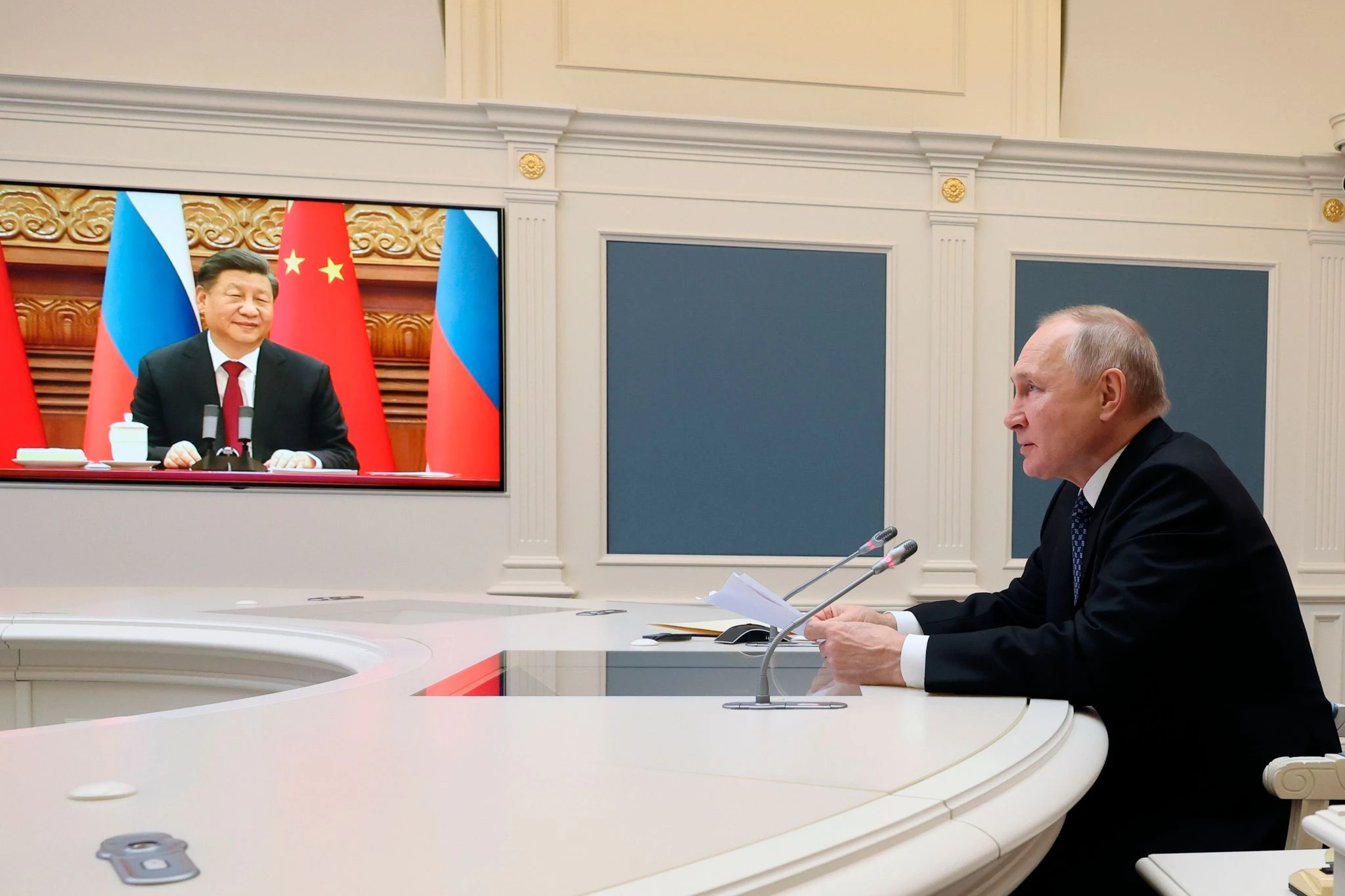 ARCHIV - Russlands Präsident Wladimir Putin und Chinas Staats- und Parteichef Xi Jinping während einer Videokonferenz im Dezember 2022.   Kremlin/AP/dpa