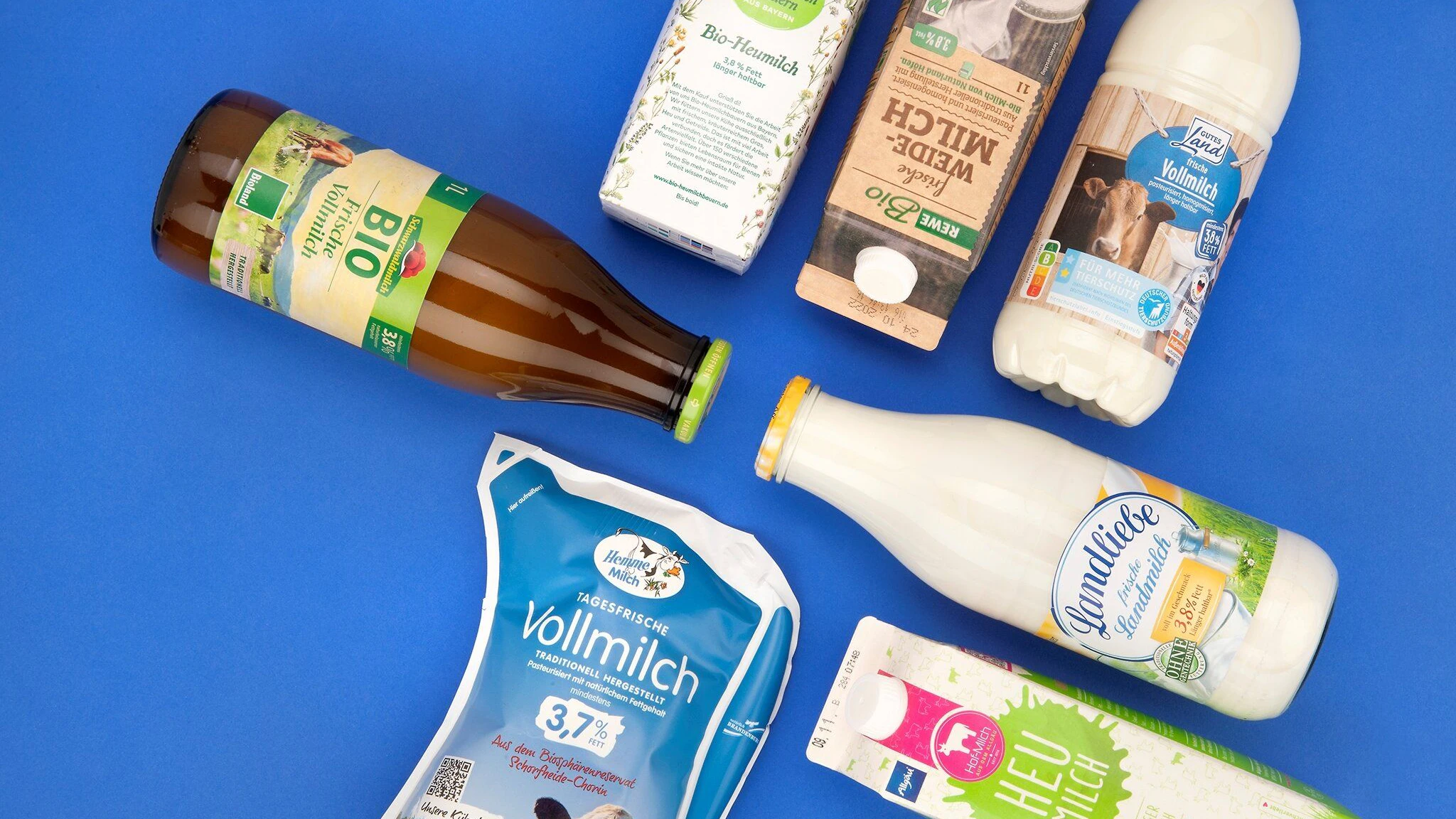 Milch-Vielfalt im Test. Neben konventioneller frischer Voll­milch sind Bio-, Heu- und Weidemilch im Test vertreten – abge­füllt in Flaschen, Kartons oder Beuteln.