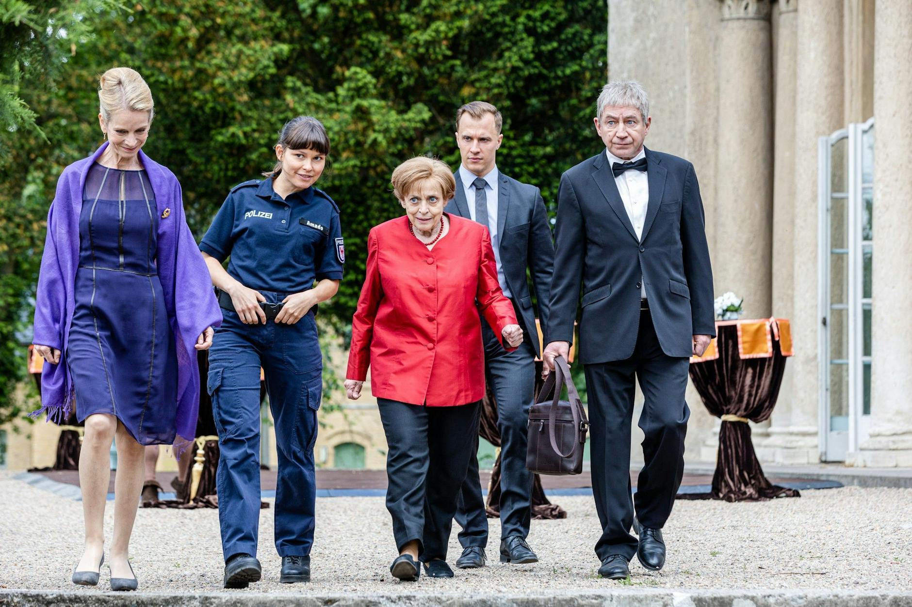 Forschen Schrittes: Katharina Thalbach als Merkel, daneben Thorsten Merten als ihr Gatte Joachim Sauer