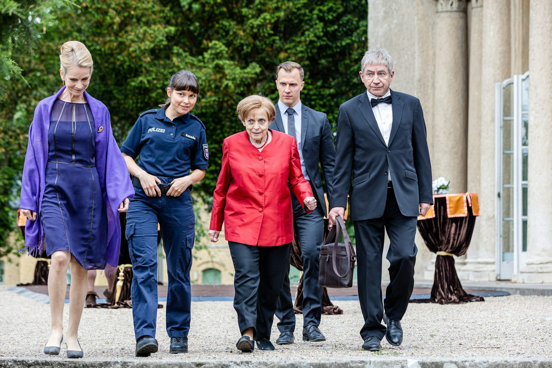 Forschen Schrittes: Katharina Thalbach als Merkel, daneben Thorsten Merten als ihr Gatte Joachim Sauer