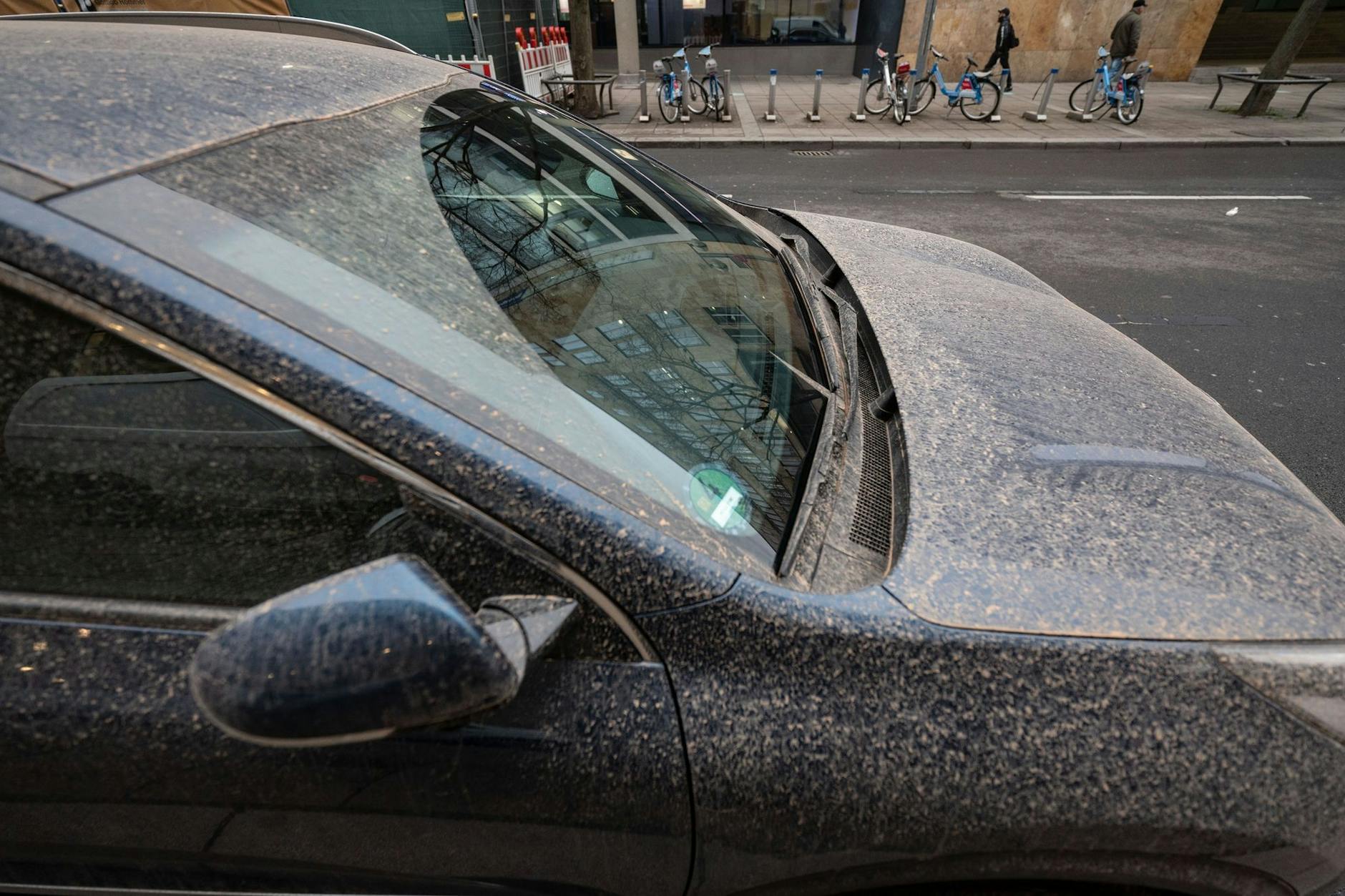 Wüstensand aus der Sahara auf einem Auto. (Archivbild)