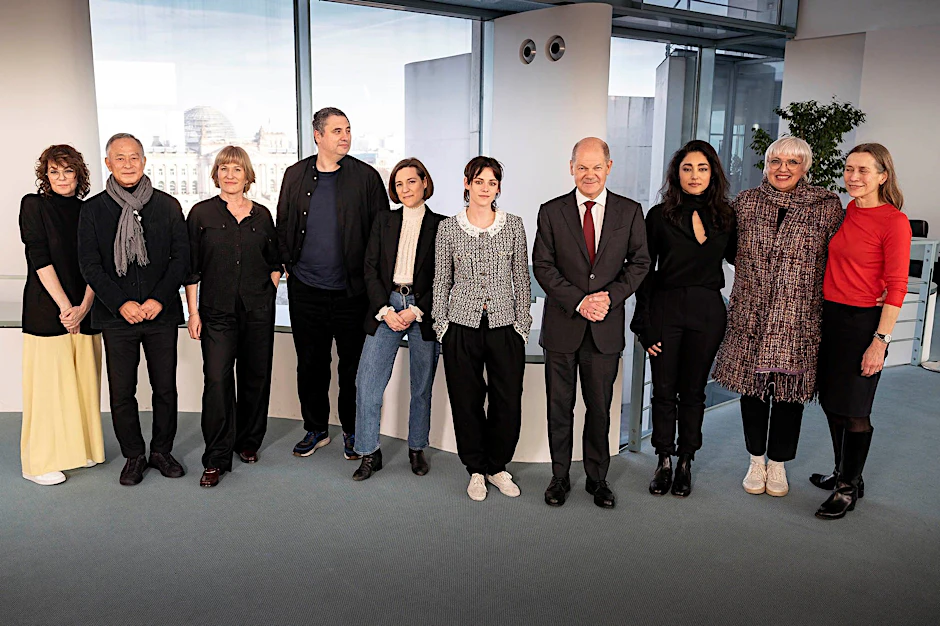 HANDOUT - Bundeskanzler Olaf Scholz (SPD, 4.v.r) und Kulturstaatsministerin Claudia Roth (Bündnis 90/Die Grünen, 2.v.r) empfangen die Mitglieder der Internationalen Berlinale-Jury.  pa