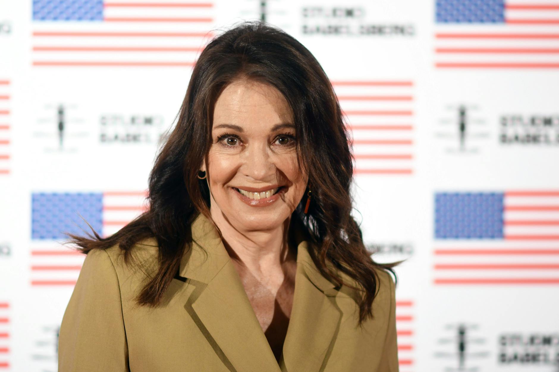 Schauspielerin Iris Berben auf dem roten Teppich in der US-Botschaft. 