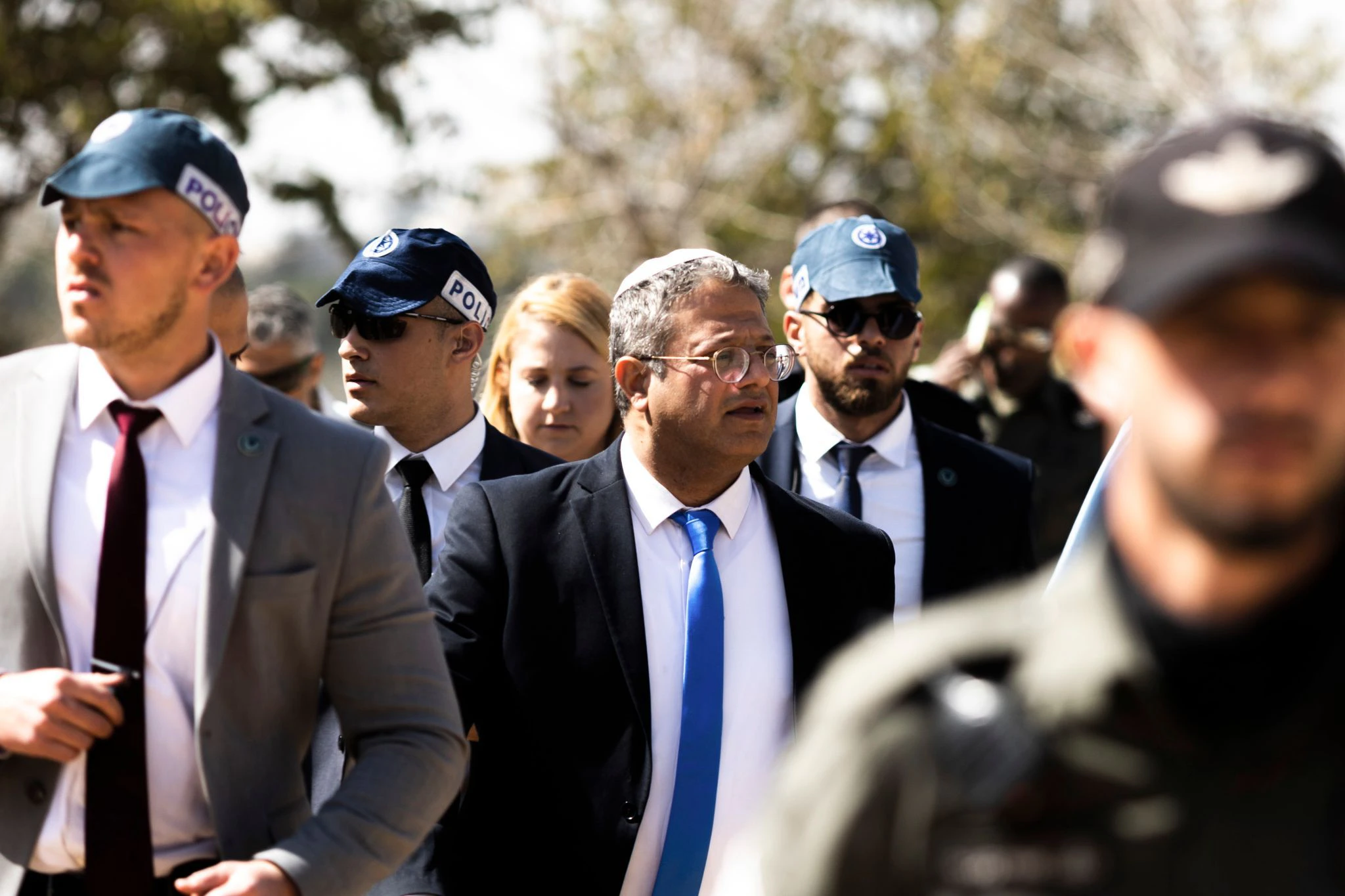 Itamar Ben-Gvir (M), Minister für Nationale Sicherheit von Israel, vor der Knesset.  